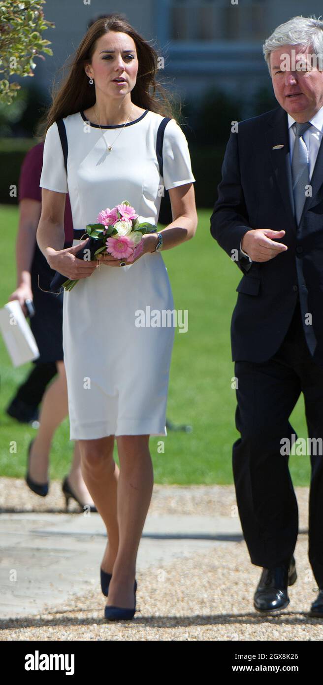 Catherine, duchesse de Cambridge, vêtue d'une élégante robe tube blanche Jaegar, rencontre Sir Keith Mills lors d'une visite au Musée maritime national de Greenwich, Londres. Banque D'Images