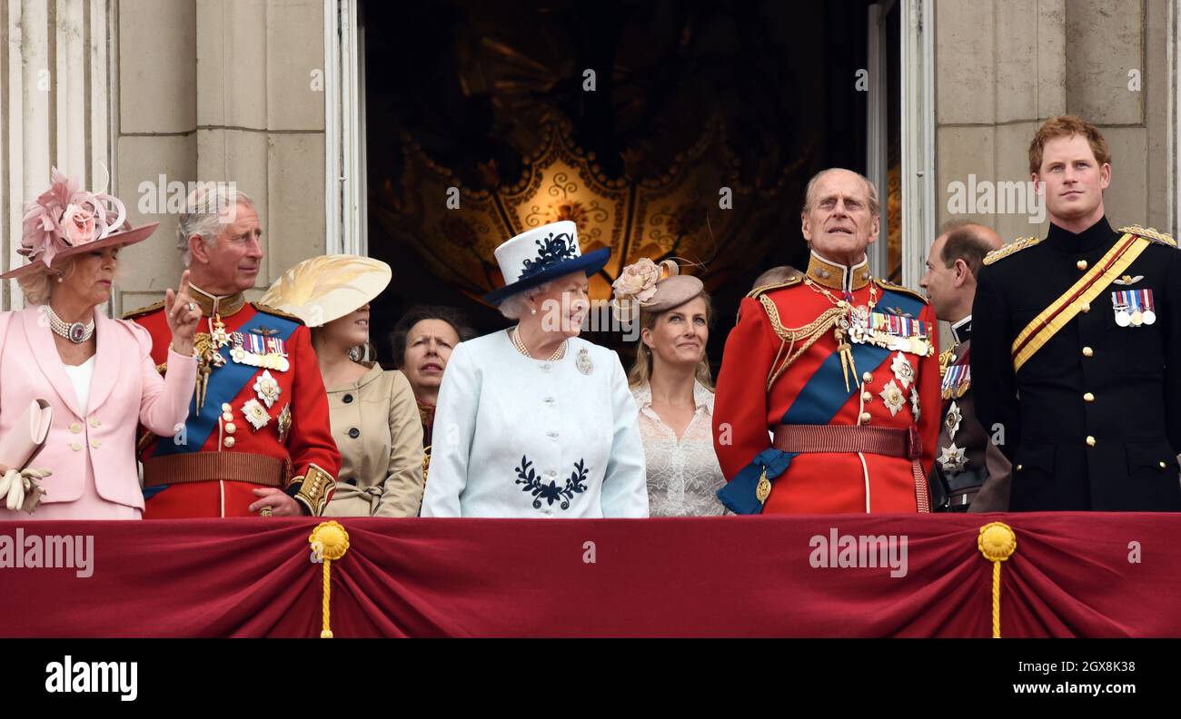 Camilla, duchesse de Cornouailles, Prince Charles, Prince de Galles, Princesse Eugénie,La reine Elizabeth ll, le prince Philip, le duc d'Édimbourg, Sophie, la comtesse de Wessex et le prince Harry se tiennent sur le balcon du palais de Buckingham à la suite de la cérémonie de Trooping The Color à Londres le 14 juin 2014. Banque D'Images