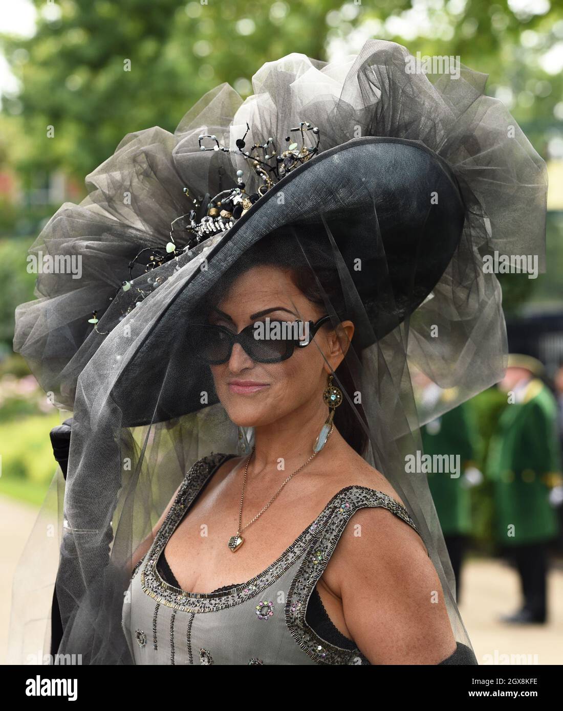 Un coureur portant un chapeau à la mode assiste à la Ladies Day à Royal Ascot le 19 juin 2014. Banque D'Images