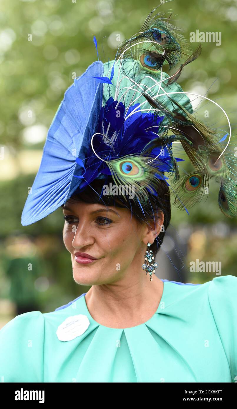 Un coureur portant un chapeau à la mode assiste à la Ladies Day à Royal Ascot le 19 juin 2014. Banque D'Images