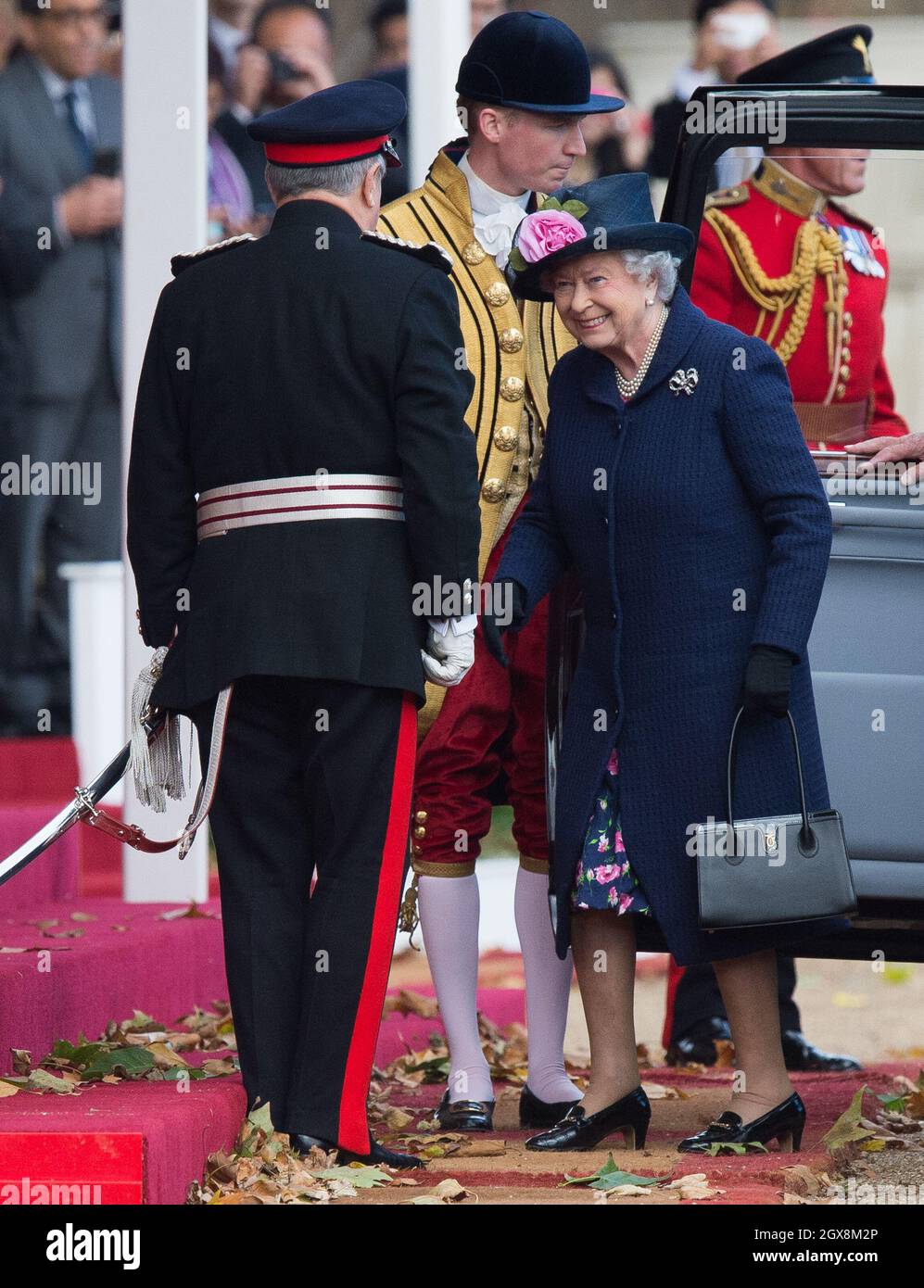 La reine Elizabeth ll arrive pour assister à une cérémonie de bienvenue du président de Singapour, Tony Tan, au Horse Guards Parade à Londres. Banque D'Images