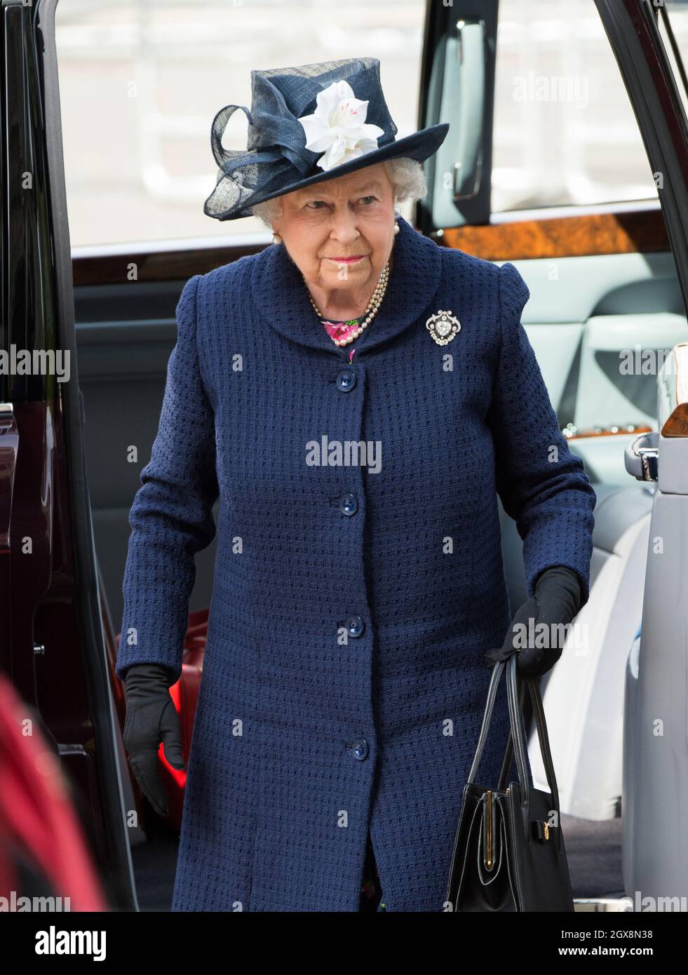 La reine Elizabeth ll arrive au Service de Thanksgiving pour souligner le 70e anniversaire de la victoire en Europe à l'abbaye de Westminster à Londres le 10 mai 2015. Banque D'Images