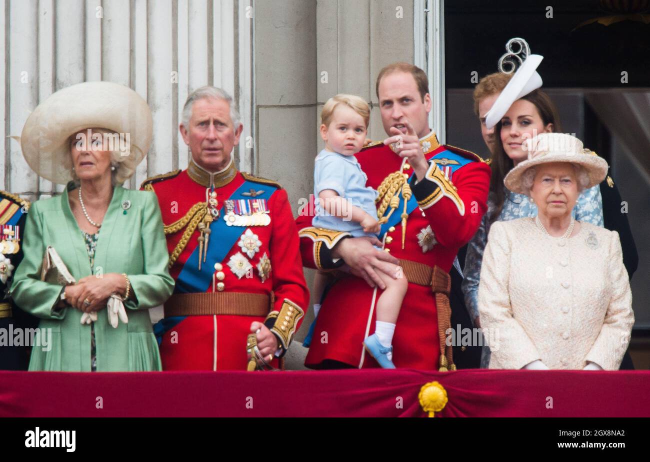 (G-D) : Camilla, duchesse de Cornouailles, Prince Charles, Prince de Galles, Prince George,Le prince William, duc de Cambridge, Catherine, duchesse de Cambridge et la reine Elizabeth II se tiennent sur le balcon de Buckingham Palace à la suite de la cérémonie de la Trooping de couleur à Londres le 13 juin 2015. Banque D'Images