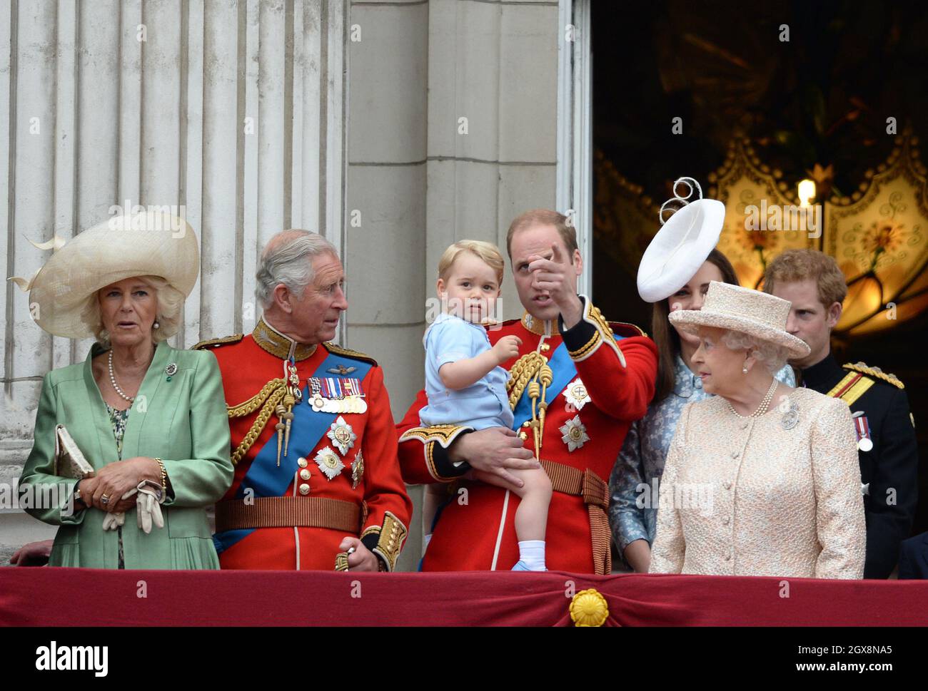 (G-D) : Camilla, duchesse de Cornouailles, Prince Charles, Prince de Galles, Prince George,Le prince William, duc de Cambridge, Catherine, duchesse de Cambridge et la reine Elizabeth regardent du balcon de Buckingham Palace à la suite de la cérémonie de la Trooping de couleur à Londres le 13 juin 2015. Banque D'Images