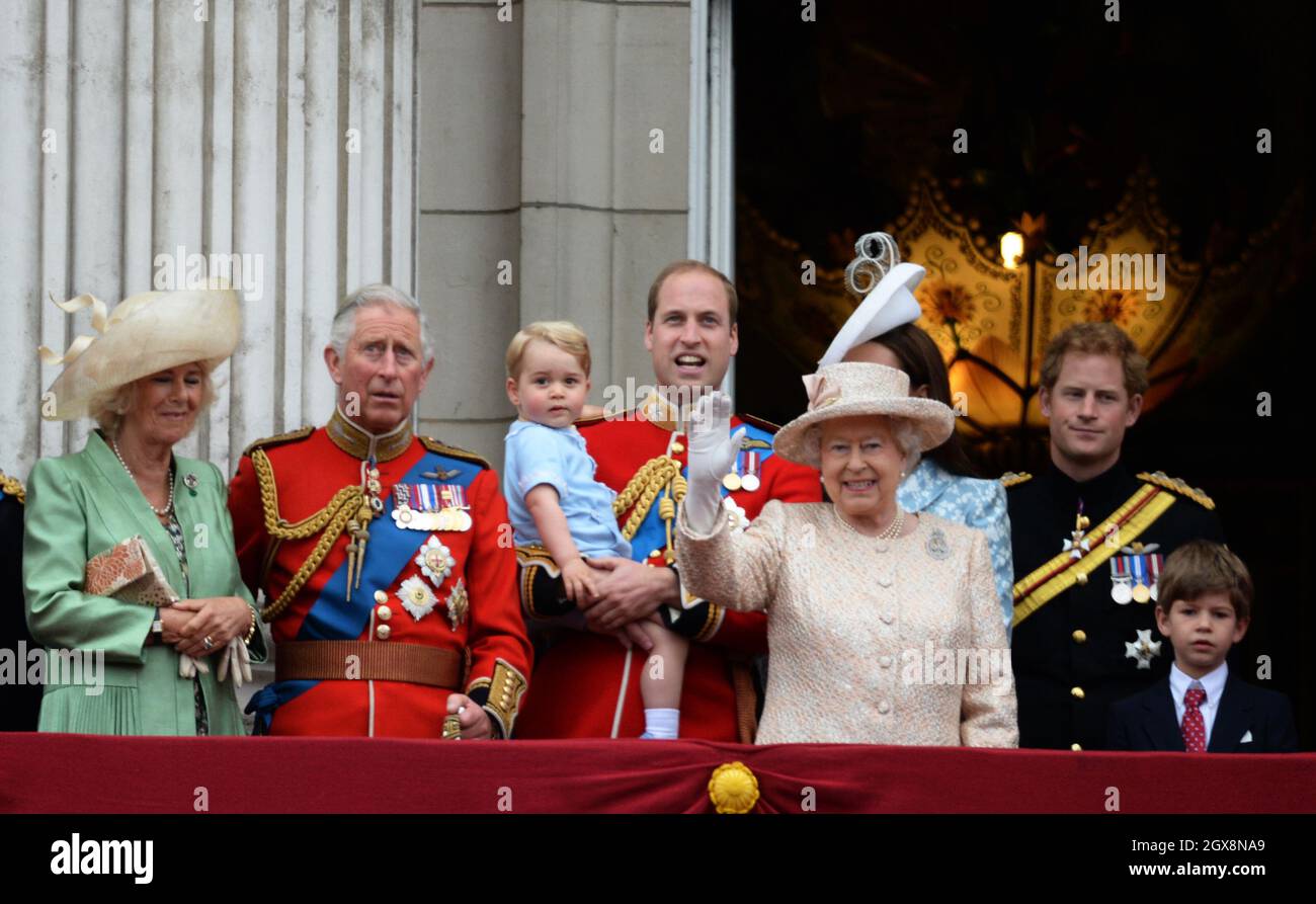 (G-D) : Camilla, duchesse de Cornouailles, Prince Charles, Prince de Galles, Prince George,Le prince William, duc de Cambridge, la reine Elizabeth ll, le prince Harry et James, le vicomte Severn, regardez depuis le balcon du palais de Buckingham à la suite de la cérémonie de trooping de couleur à Londres le 13 juin 2015. Banque D'Images