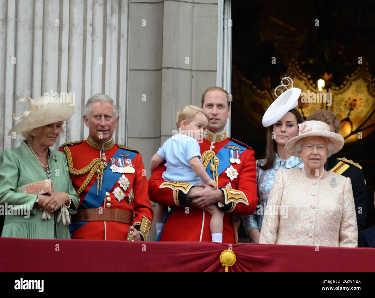 (G-D) : Camilla, duchesse de Cornouailles, Prince Charles, Prince de Galles, Prince George,Le prince William, duc de Cambridge, Catherine, duchesse de Cambridge et la reine Elizabeth regardent du balcon de Buckingham Palace à la suite de la cérémonie de la Trooping de couleur à Londres le 13 juin 2015. Banque D'Images