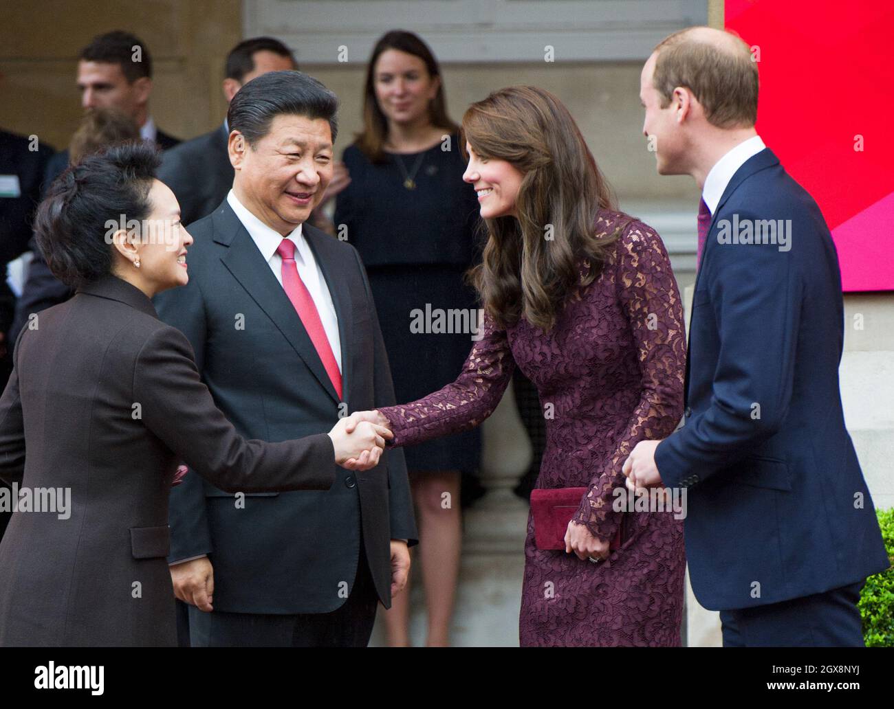 Catherine, duchesse de Cambridge et Prince William, duc de Cambridge, saluent le président de la Chine M. Xi Jinping et Mme Peng Liyuan lors d'un événement industriel créatif à Lancaster House à Londres le 21 octobre 2015. Banque D'Images