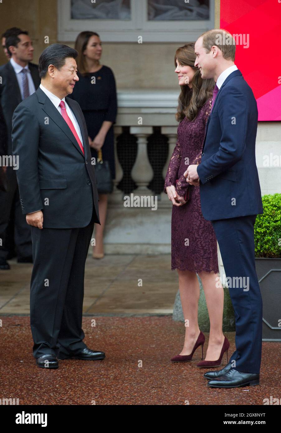 Catherine, duchesse de Cambridge et Prince William, duc de Cambridge, saluent le président de la Chine M. Xi Jinping et Mme Peng Liyuan lors d'un événement industriel créatif à Lancaster House à Londres le 21 octobre 2015. Banque D'Images
