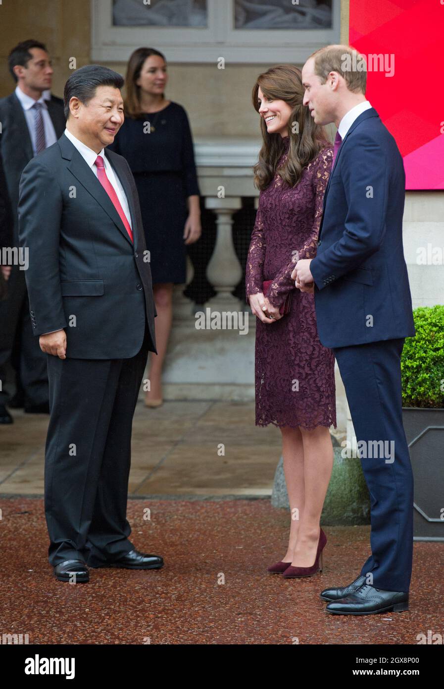 Catherine, duchesse de Cambridge et Prince William, duc de Cambridge, saluent le président de la Chine M. Xi Jinping et Mme Peng Liyuan lors d'un événement industriel créatif à Lancaster House à Londres le 21 octobre 2015. Banque D'Images