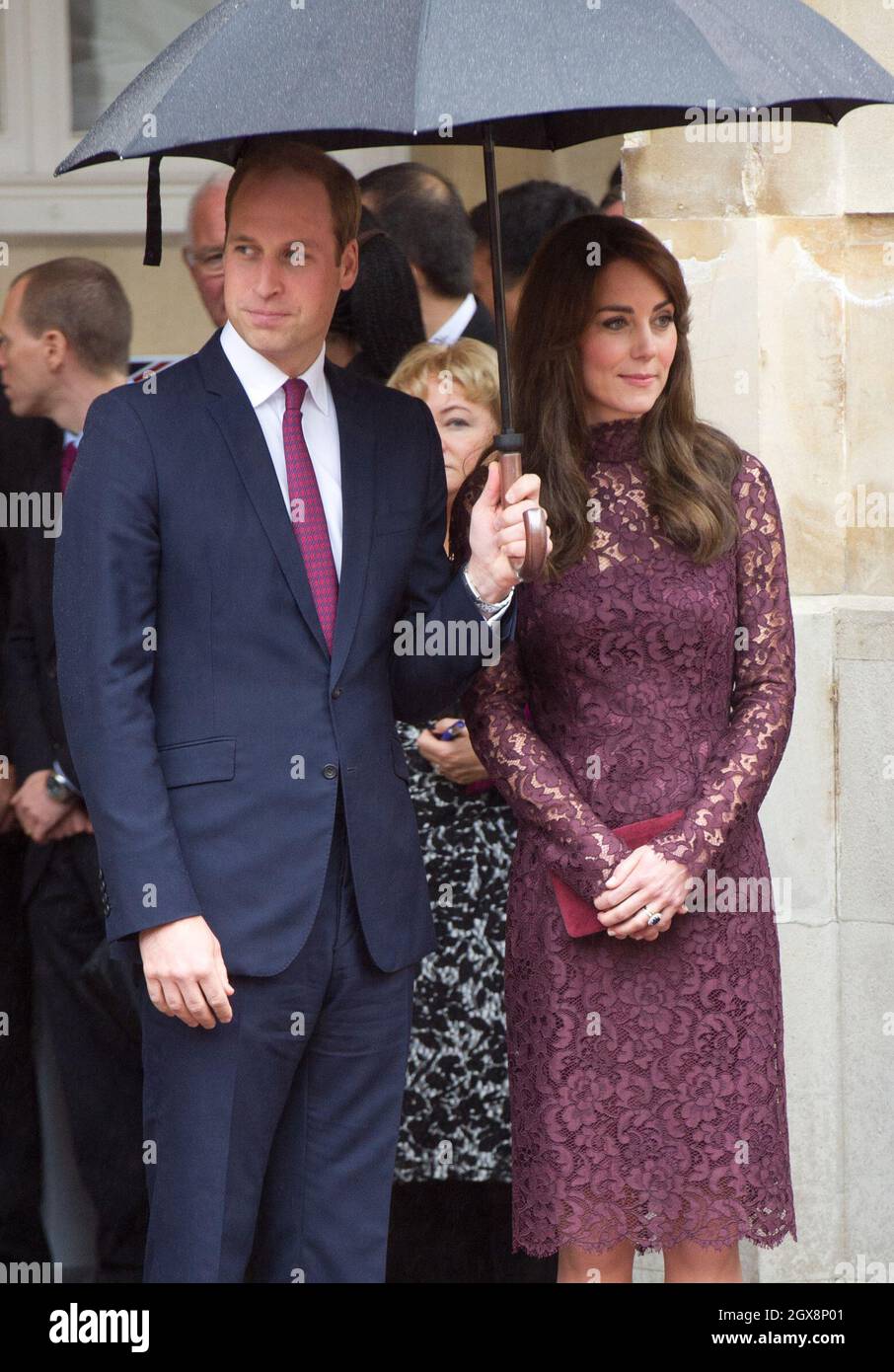 Catherine, duchesse de Cambridge et Prince William, duc de Cambridge, attendent sous la pluie pour saluer le président de la Chine, M. Xi Jinping, et Madame Peng Liyuan, lors d'un événement industriel créatif à Lancaster House, à Londres, le 21 octobre 2015. Banque D'Images