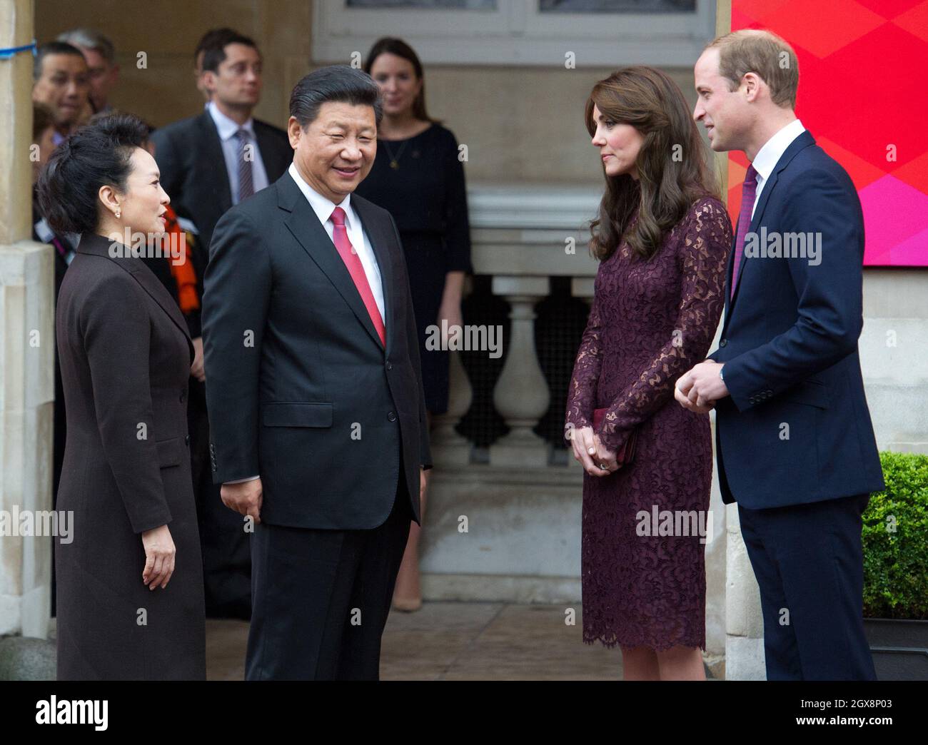 Catherine, duchesse de Cambridge et Prince William, duc de Cambridge, saluent le président de la Chine M. Xi Jinping et Mme Peng Liyuan lors d'un événement industriel créatif à Lancaster House à Londres le 21 octobre 2015. Banque D'Images