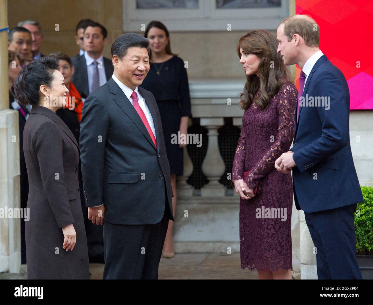 Catherine, duchesse de Cambridge et Prince William, duc de Cambridge, saluent le président de la Chine M. Xi Jinping et Mme Peng Liyuan lors d'un événement industriel créatif à Lancaster House à Londres le 21 octobre 2015. Banque D'Images