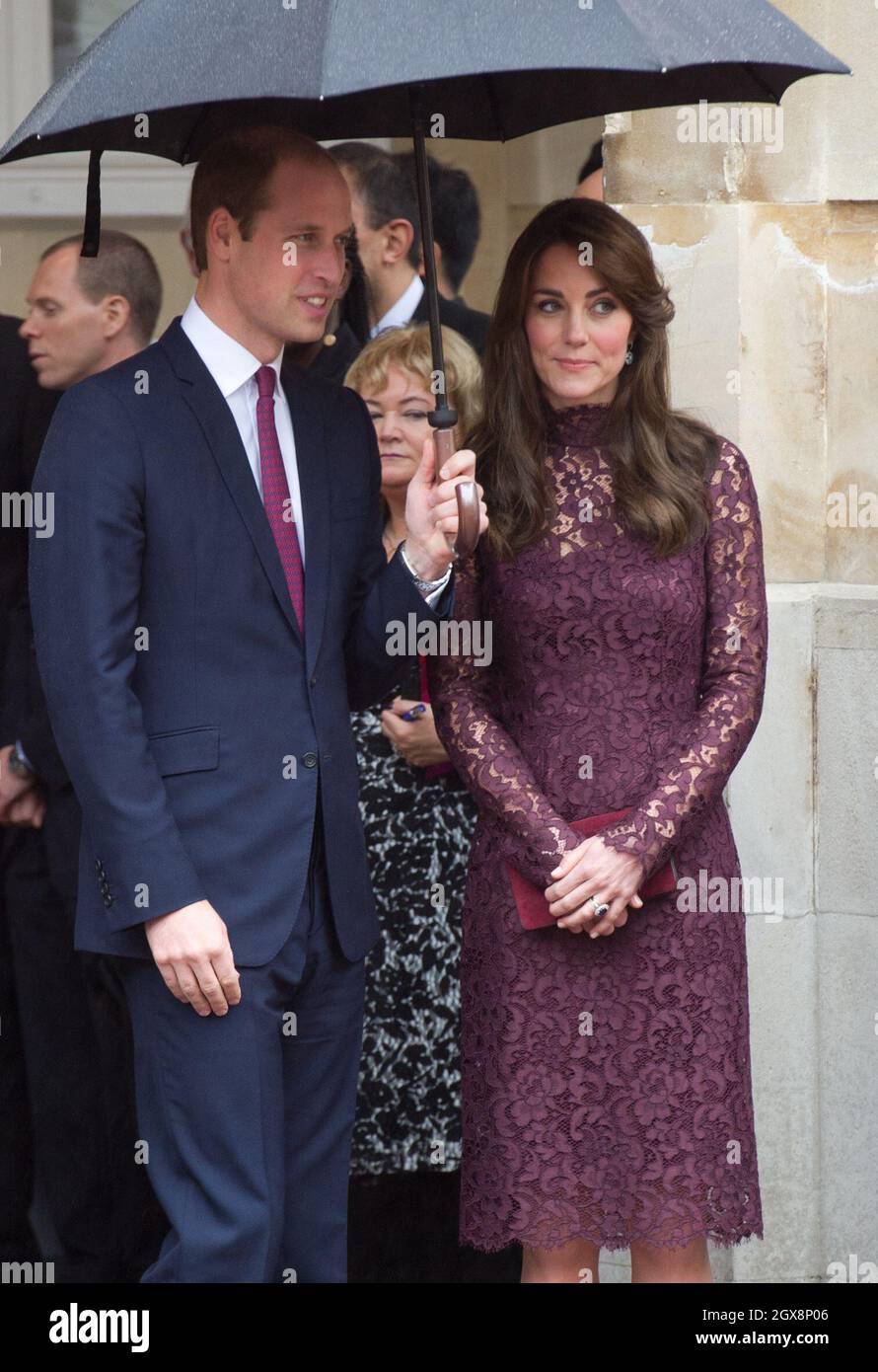Catherine, duchesse de Cambridge et Prince William, duc de Cambridge, attendent sous la pluie pour saluer le président de la Chine, M. Xi Jinping, et Madame Peng Liyuan, lors d'un événement industriel créatif à Lancaster House, à Londres, le 21 octobre 2015. Banque D'Images