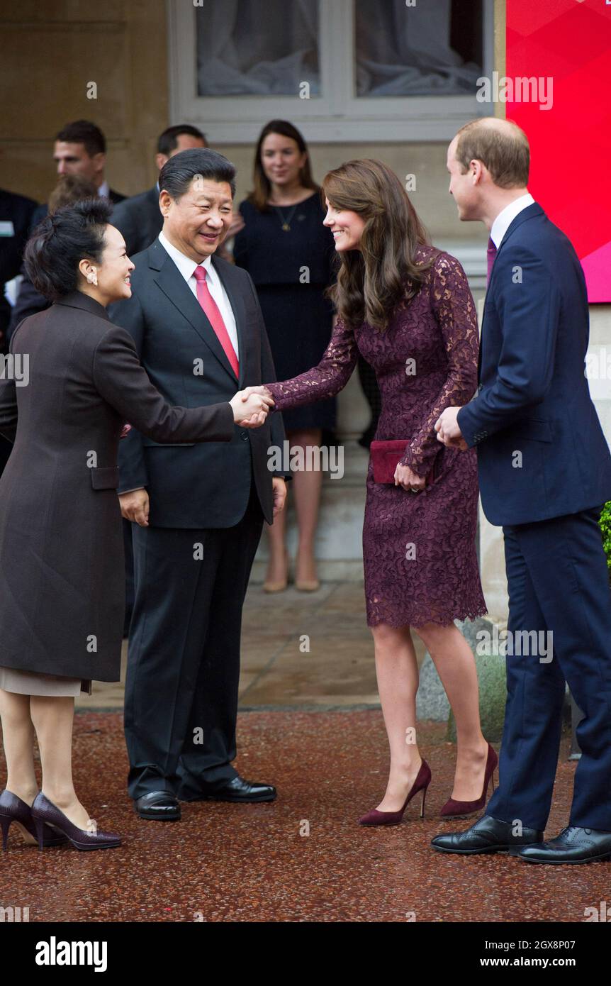 Catherine, duchesse de Cambridge et Prince William, duc de Cambridge, saluent le président de la Chine M. Xi Jinping et Mme Peng Liyuan lors d'un événement industriel créatif à Lancaster House à Londres le 21 octobre 2015. Banque D'Images