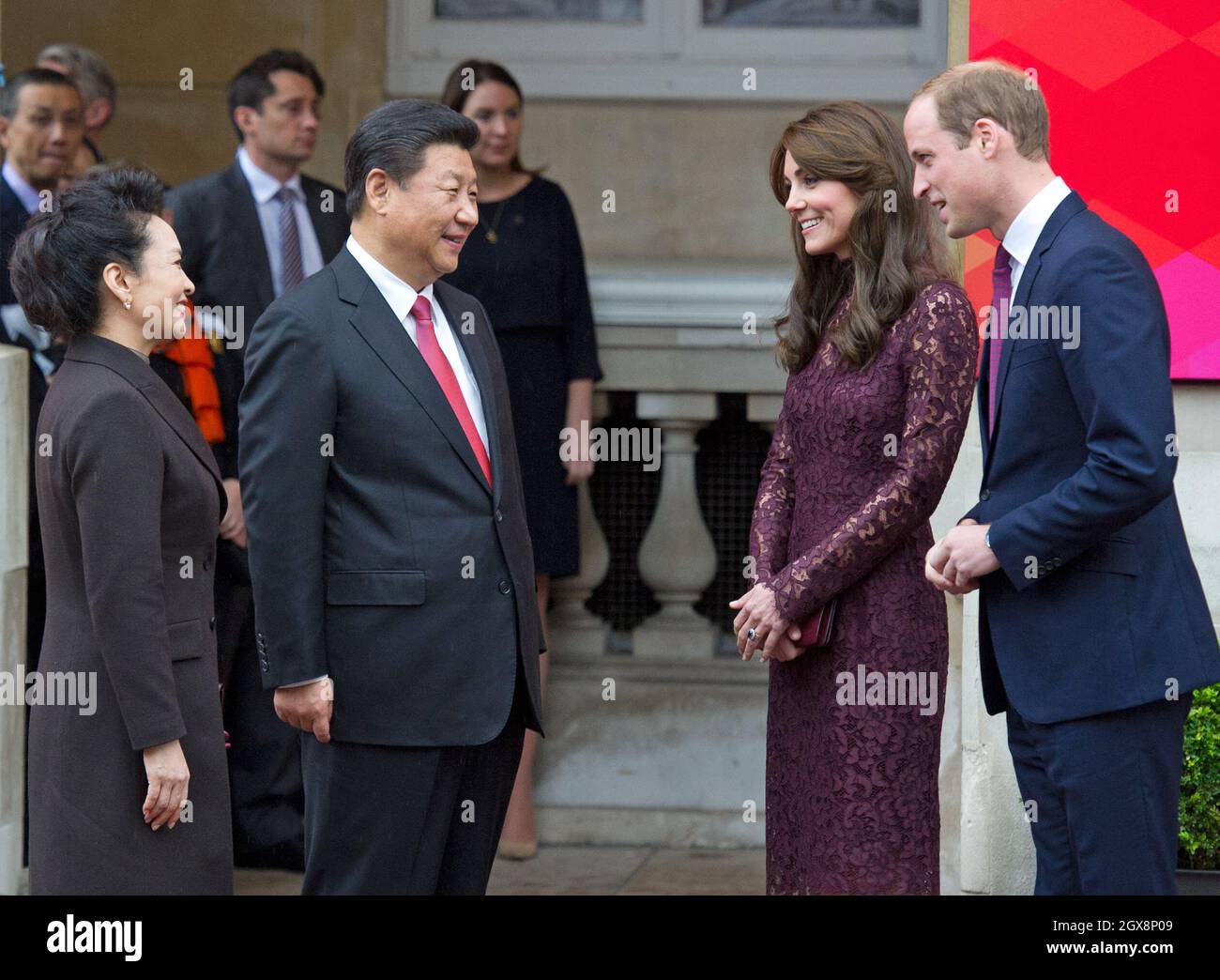 Catherine, duchesse de Cambridge et Prince William, duc de Cambridge, saluent le président de la Chine M. Xi Jinping et Mme Peng Liyuan lors d'un événement industriel créatif à Lancaster House à Londres le 21 octobre 2015. Banque D'Images