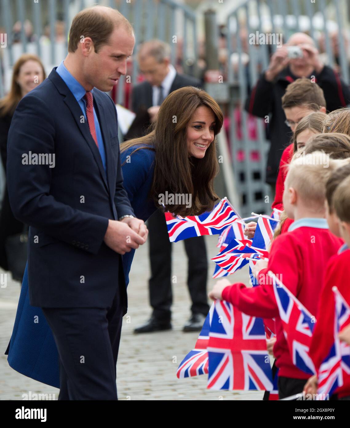 Le prince William, duc de Cambridge et Catherine, duchesse de Cambridge, portant un manteau bleu du designer écossais Christopher Kane, rencontrent des écoliers lors d'une visite à Discovery point à Dundee, en Écosse, le 23 octobre 2013. Banque D'Images