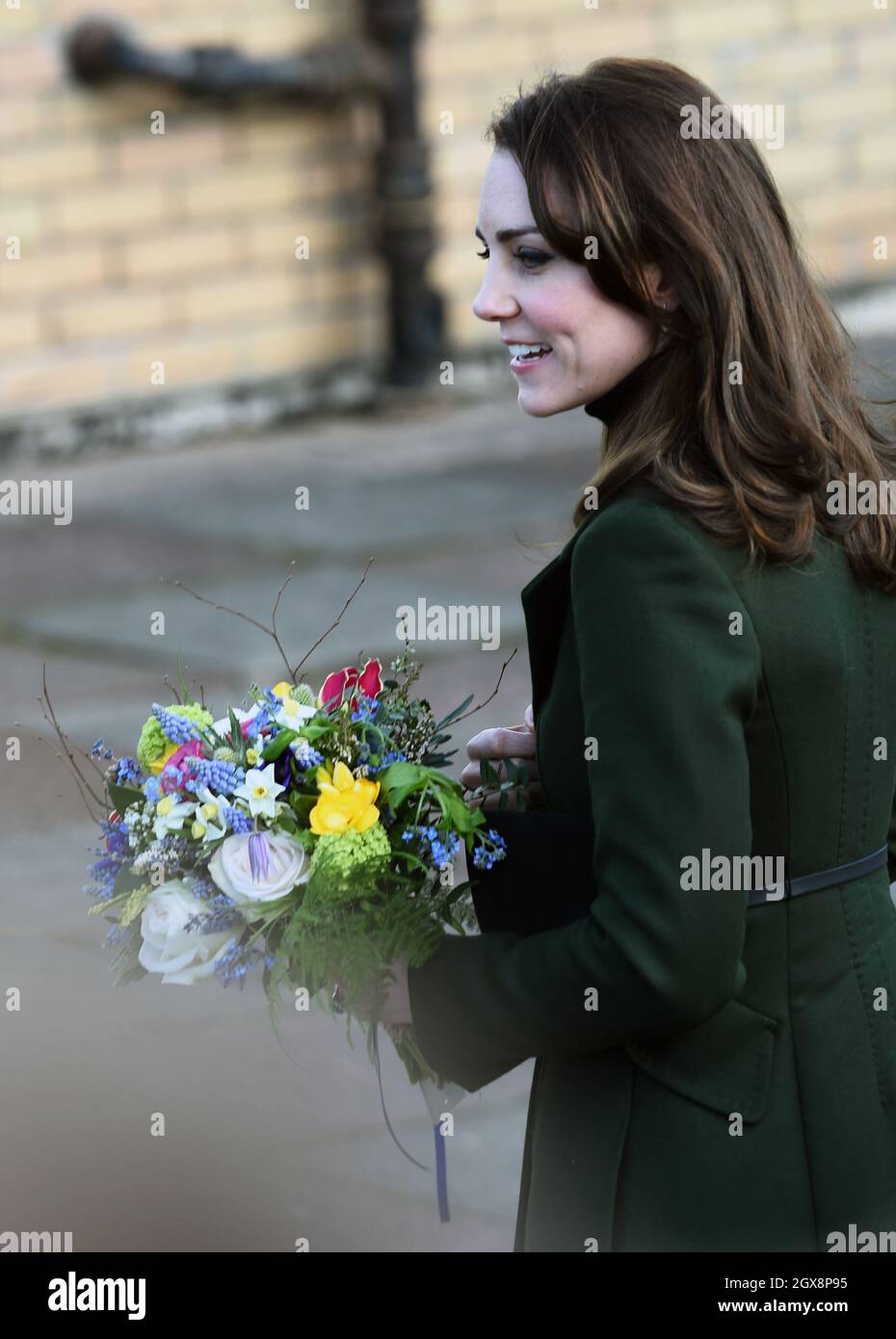 Catherine, Duchesse de Cambridge, porte un manteau vert Max Mara  lorsqu'elle visite l'organisme de bienfaisance pour enfants en santé  mentale Place2Be à l'école primaire St Catherine's à Édimbourg, en Écosse  Photo Stock -