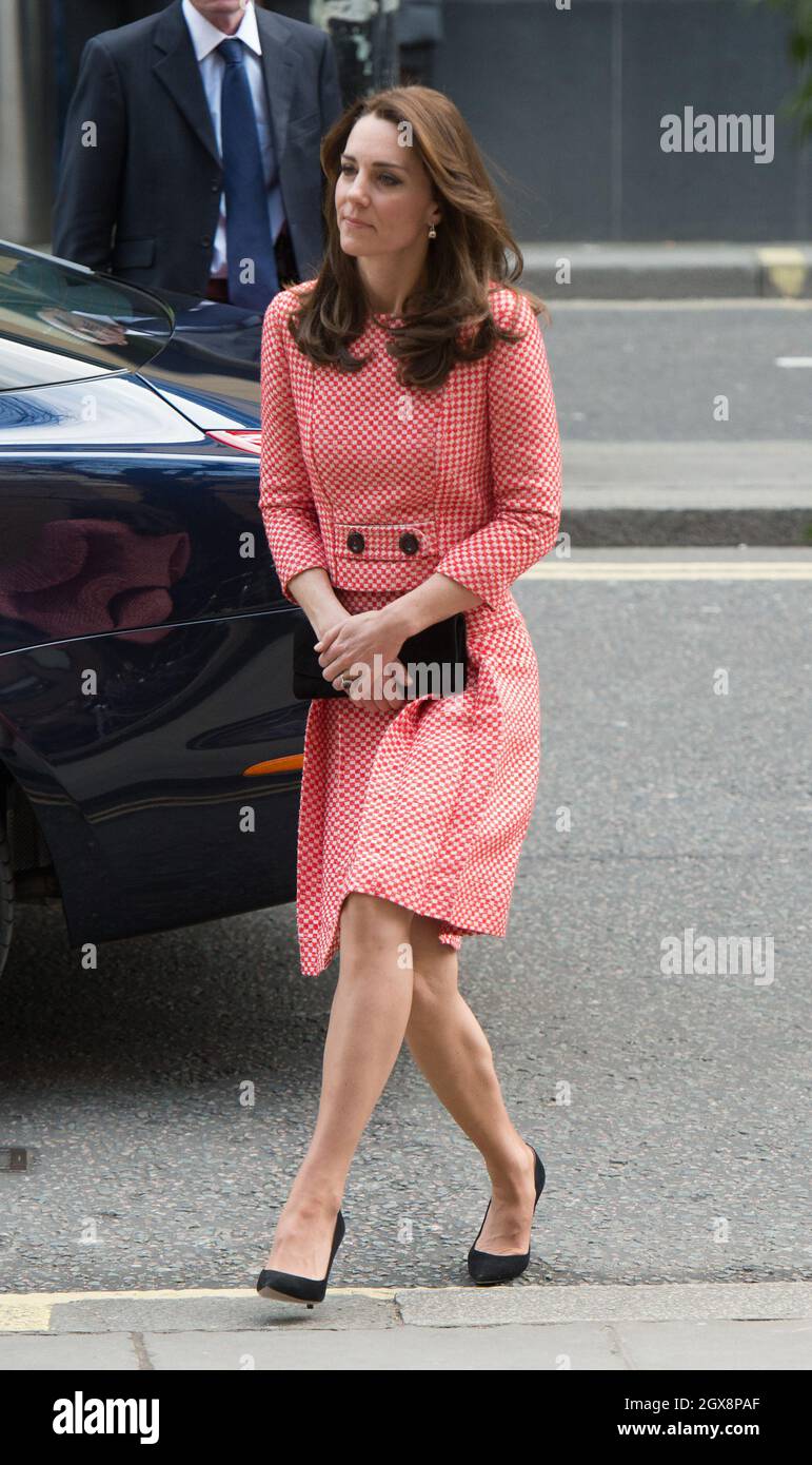 Catherine, duchesse de Cambridge, portant une jupe rouge et blanche et un haut par Eponine, basée à Londres, visite le programme de mentorat du projet XLP au mur de Londres le 11 mars 2016. Banque D'Images