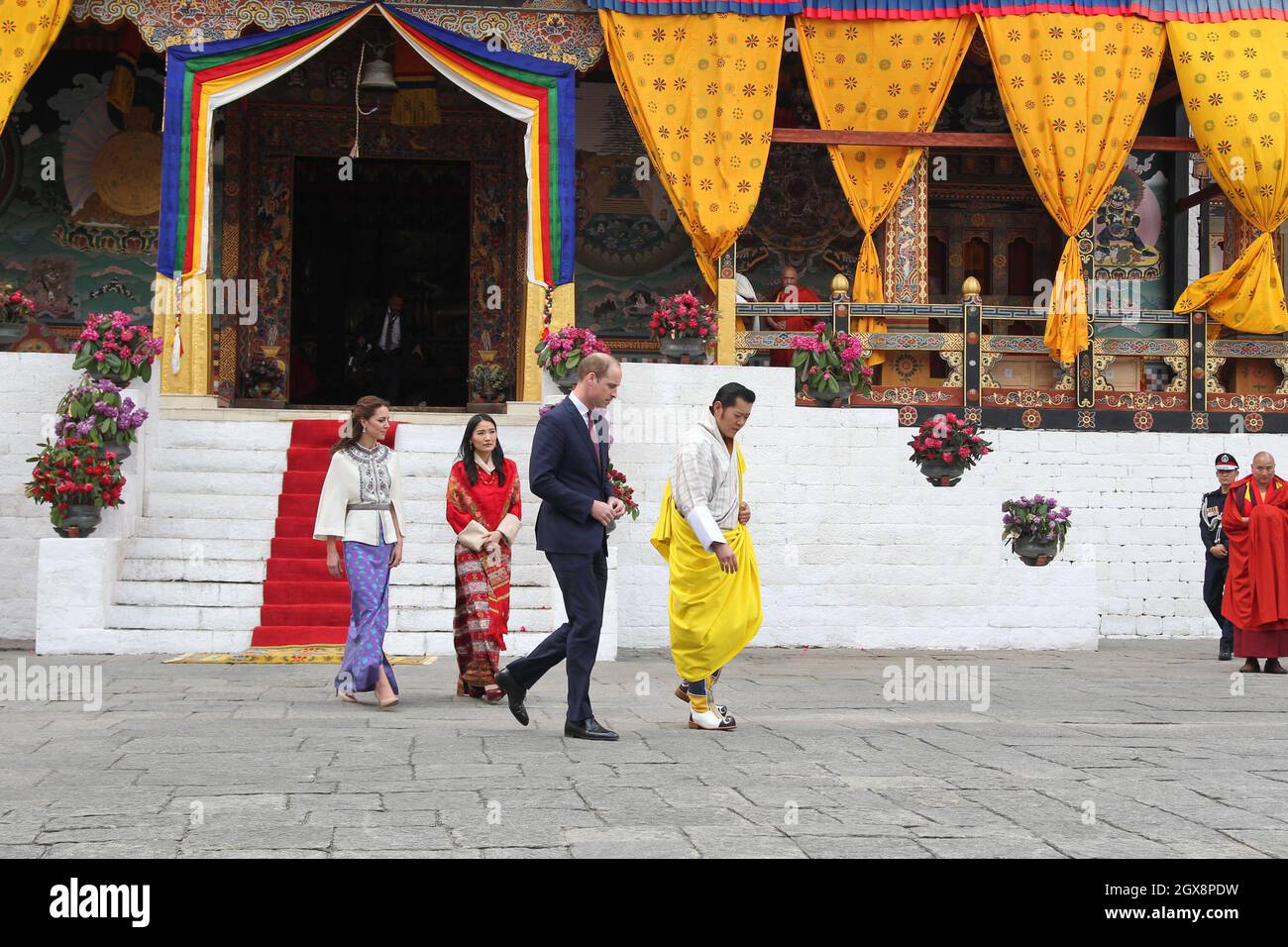 Le prince William, duc de Cambridge et Catherine, duchesse de Cambridge visitent le roi Jigme Khesar Namgyel Wangchuck du Bhoutan et la reine Jetsun Pema au Dzong de Tasichho à Thimphu au cours de la première journée de la visite de deux jours du couple royal britannique au Bhoutan le 14 avril 2016. Banque D'Images