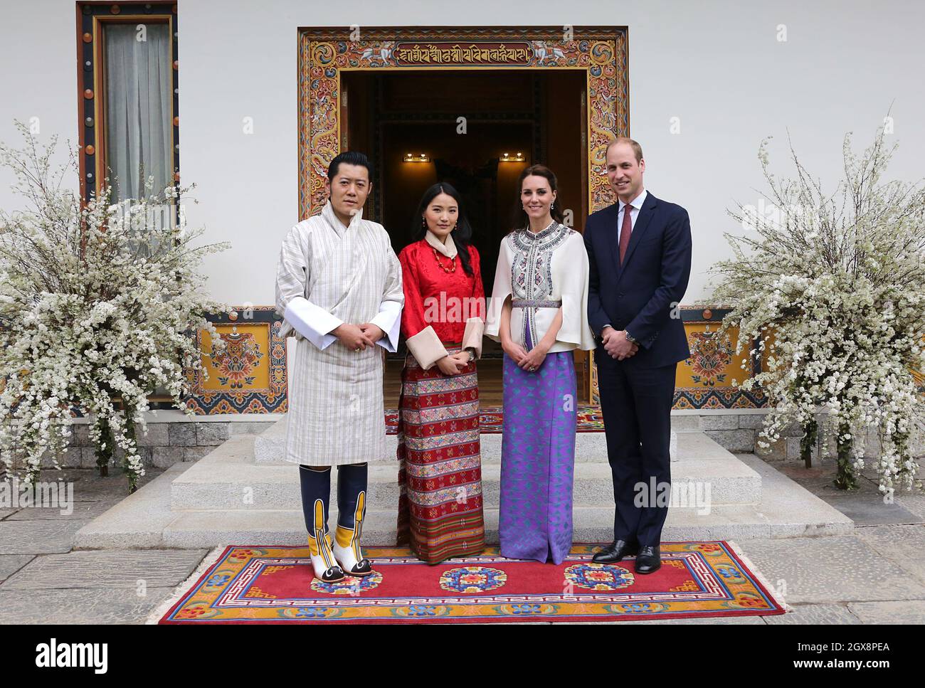 Le prince William, duc de Cambridge et Catherine, duchesse de Cambridge, pose avec le roi Jigme Khesar Namgyel Wangchuck du Bhoutan et la reine Jetsun Pema au Dzong de Tasichho à Thimphu au cours de la première journée de la visite de deux jours du couple royal britannique au Bhoutan le 14 avril 2016. Banque D'Images