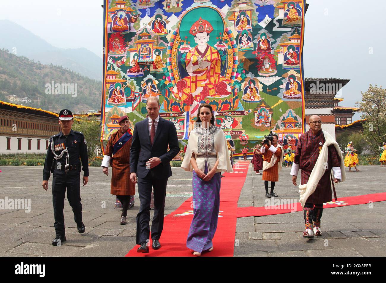 Le prince William, duc de Cambridge et Catherine, duchesse de Cambridge visitent le roi Jigme Khesar Namgyel Wangchuck du Bhoutan et la reine Jetsun Pema au Dzong de Tasichho à Thimphu au cours de la première journée de la visite de deux jours du couple royal britannique au Bhoutan le 14 avril 2016. Banque D'Images