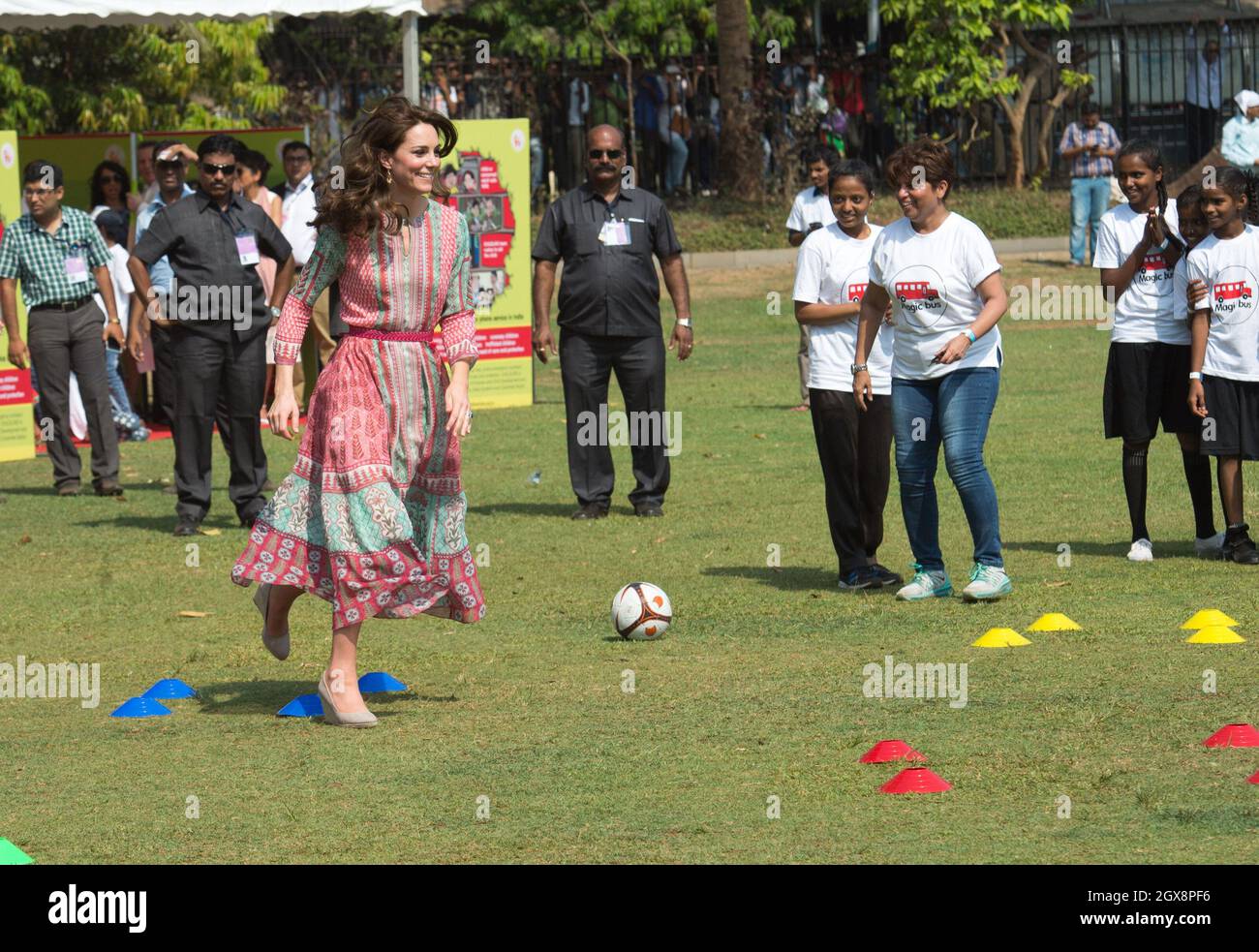 Catherine, duchesse de Cambridge, vêtue d'une robe imprimée par la designer indienne Anita Dongre, participe à des jeux de ballon pour enfants à l'Oval Maidan à Mumbai, Inde, le 10 avril 2016. Banque D'Images