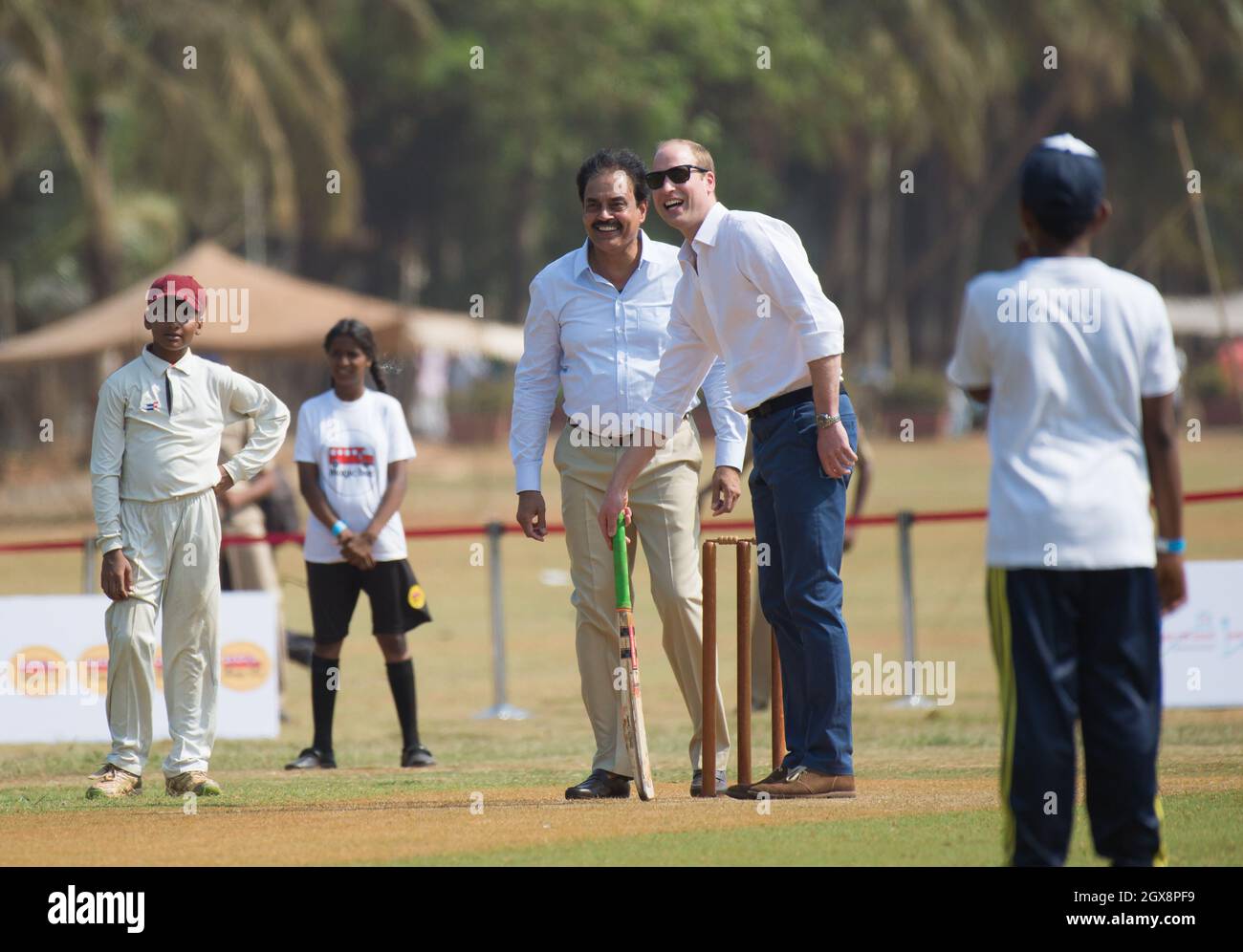 Le Prince William, duc de Cambridge, participe à un match de cricket pour enfants à l'Oval Maidan de Mumbai, Inde, le 10 avril 2016. Banque D'Images