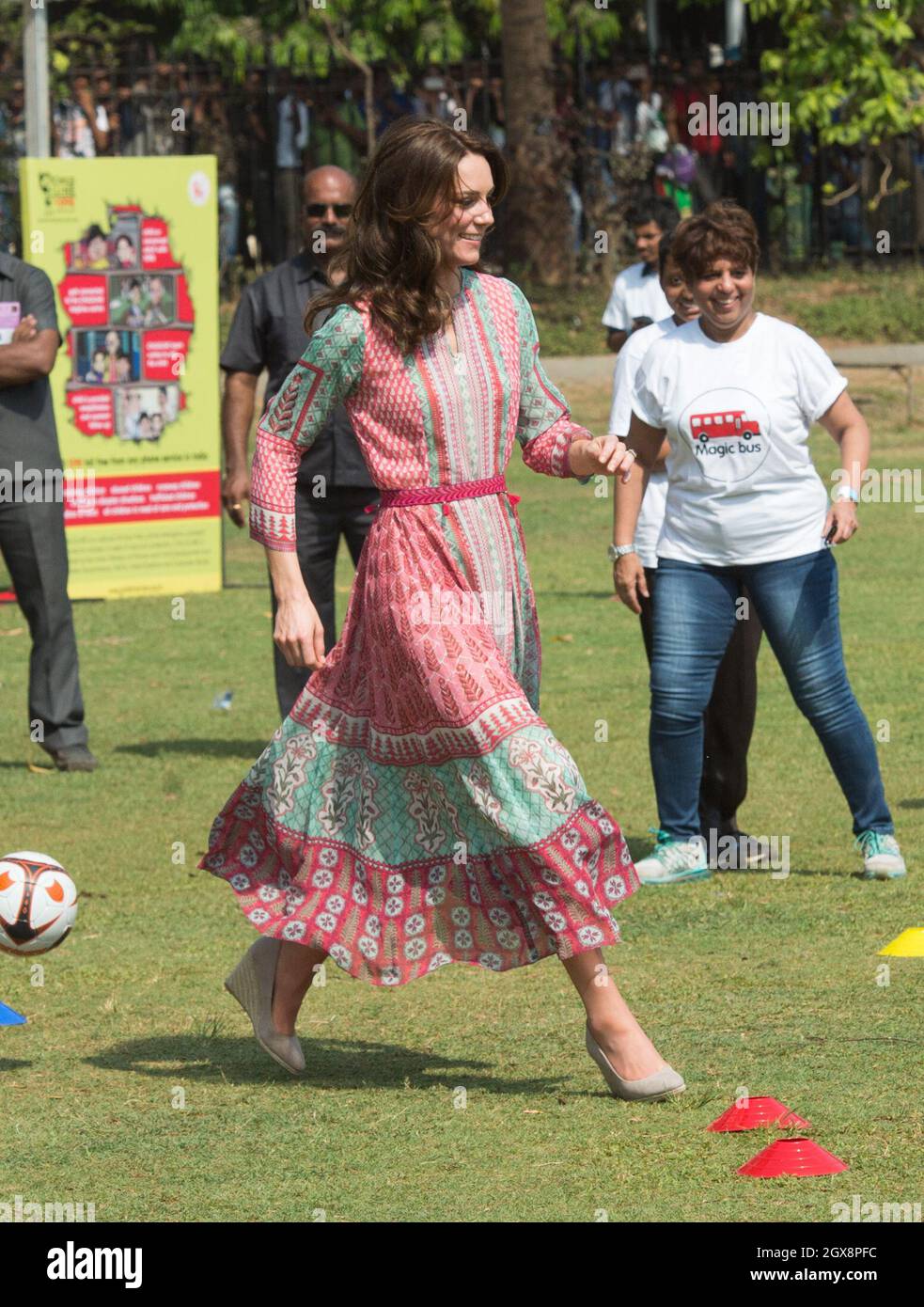 Catherine, duchesse de Cambridge, vêtue d'une robe imprimée par la designer indienne Anita Dongre, participe à des jeux de ballon pour enfants à l'Oval Maidan à Mumbai, Inde, le 10 avril 2016. Banque D'Images