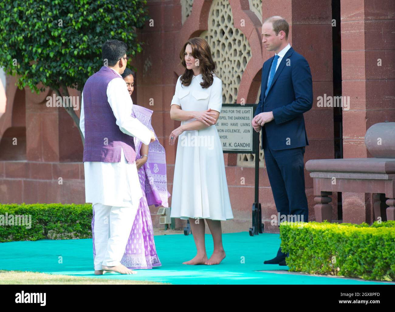 Prince William, duc de Cambridge et Catherine, duchesse de Cambridge, vêtu d'une robe Emilia Wickstead crème, visitez le musée Gandhi Smriti à la maison Old Birla à Delhi, en Inde, le 11 avril 2016. Banque D'Images