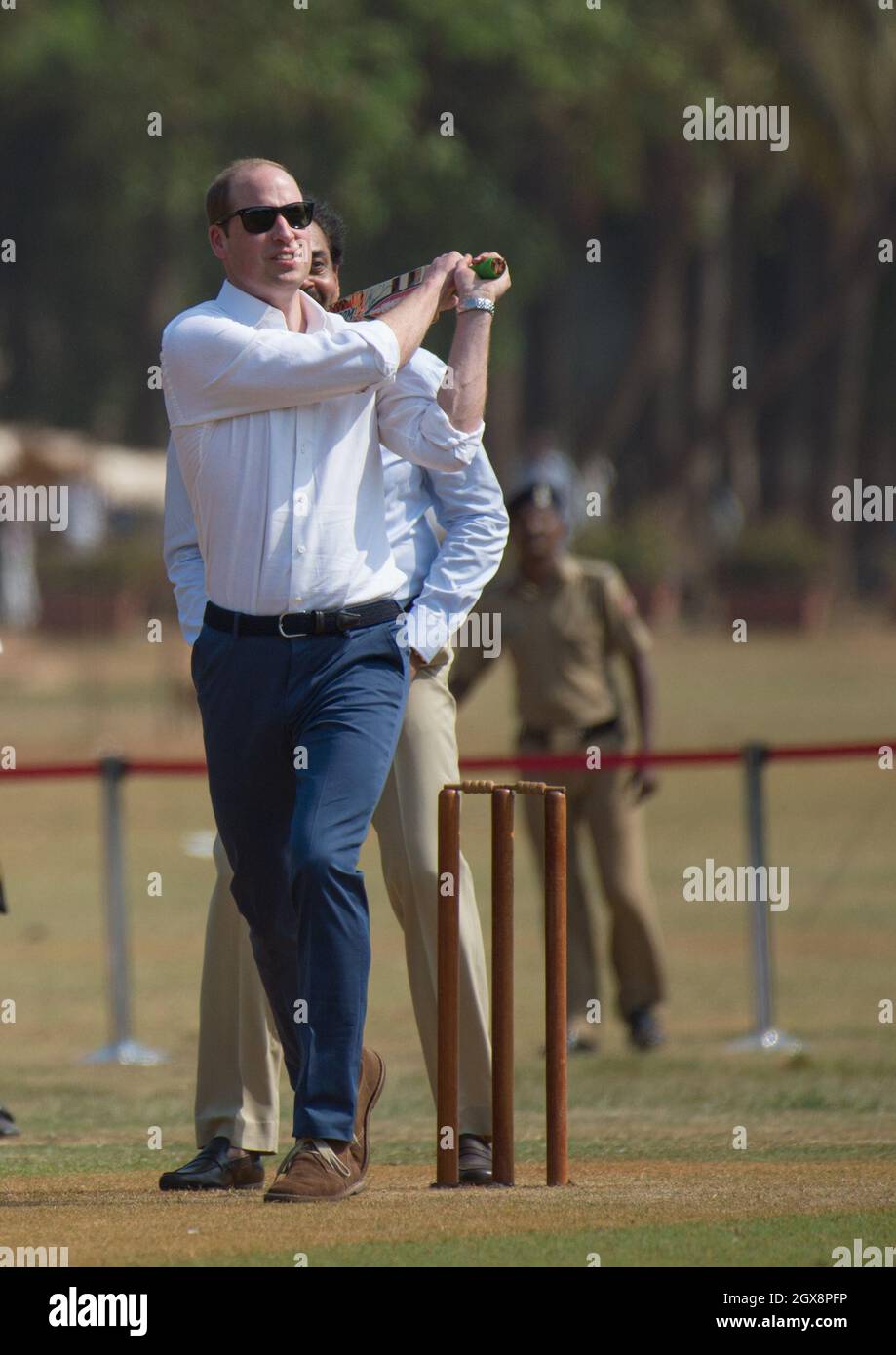 Le Prince William, duc de Cambridge, participe à un match de cricket pour enfants à l'Oval Maidan de Mumbai, Inde, le 10 avril 2016. Banque D'Images