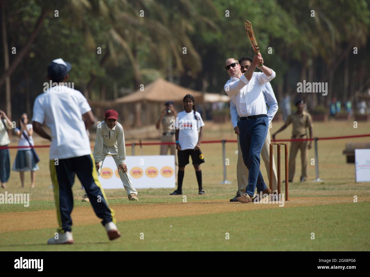 Le Prince William, duc de Cambridge, participe à un match de cricket pour enfants à l'Oval Maidan de Mumbai, Inde, le 10 avril 2016. Banque D'Images