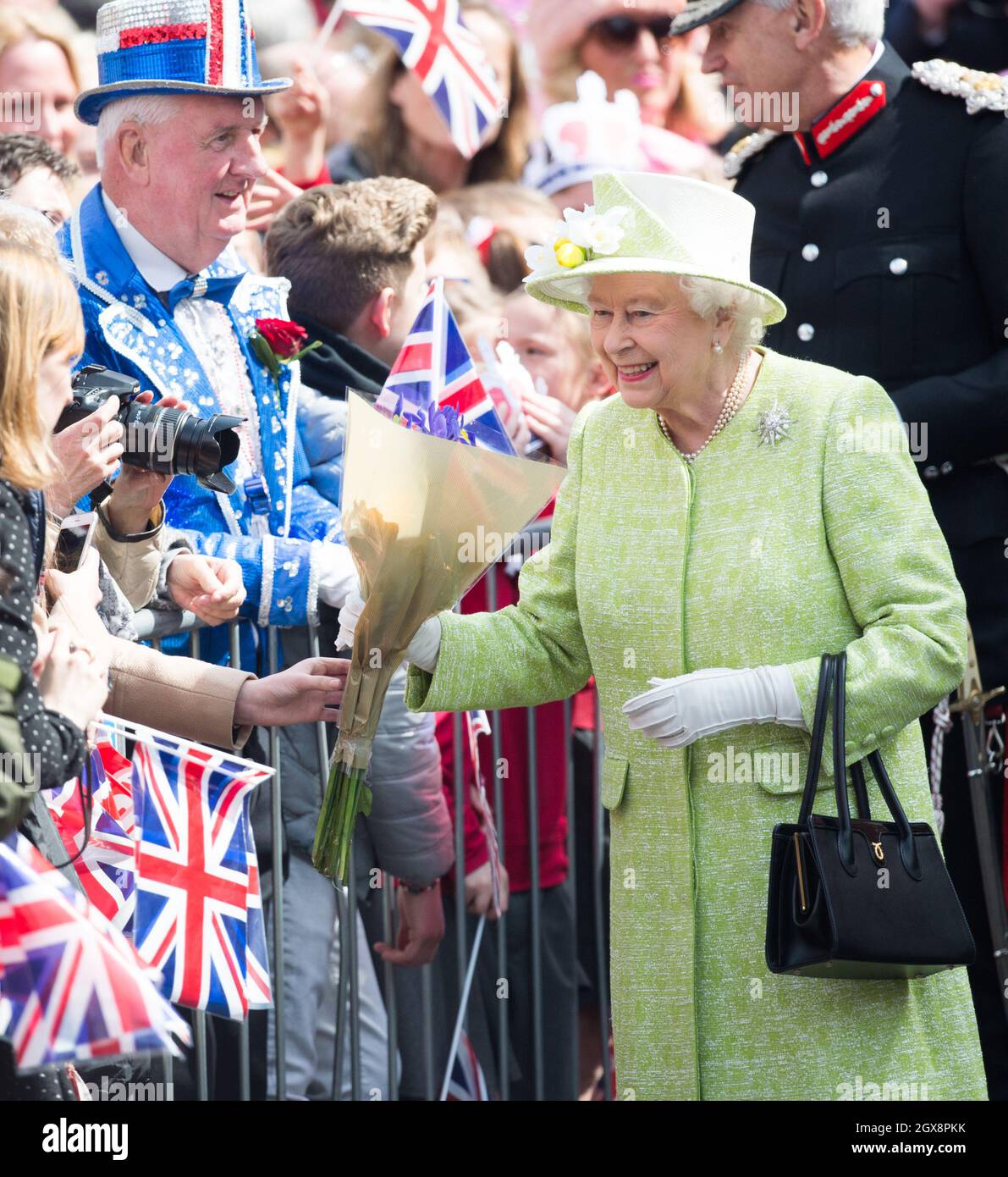 La reine Elizabeth ll fait un tour à pied à Windsor alors qu'elle célèbre son 90e anniversaire le 21 avril 2016 Banque D'Images