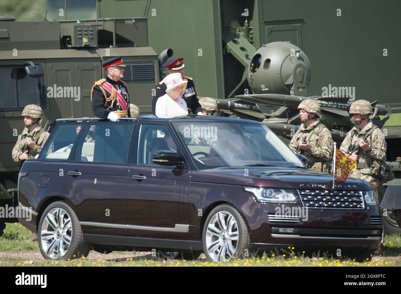 La reine Elizabeth II, Capitainegénéral de l'Artillerie royale, outre