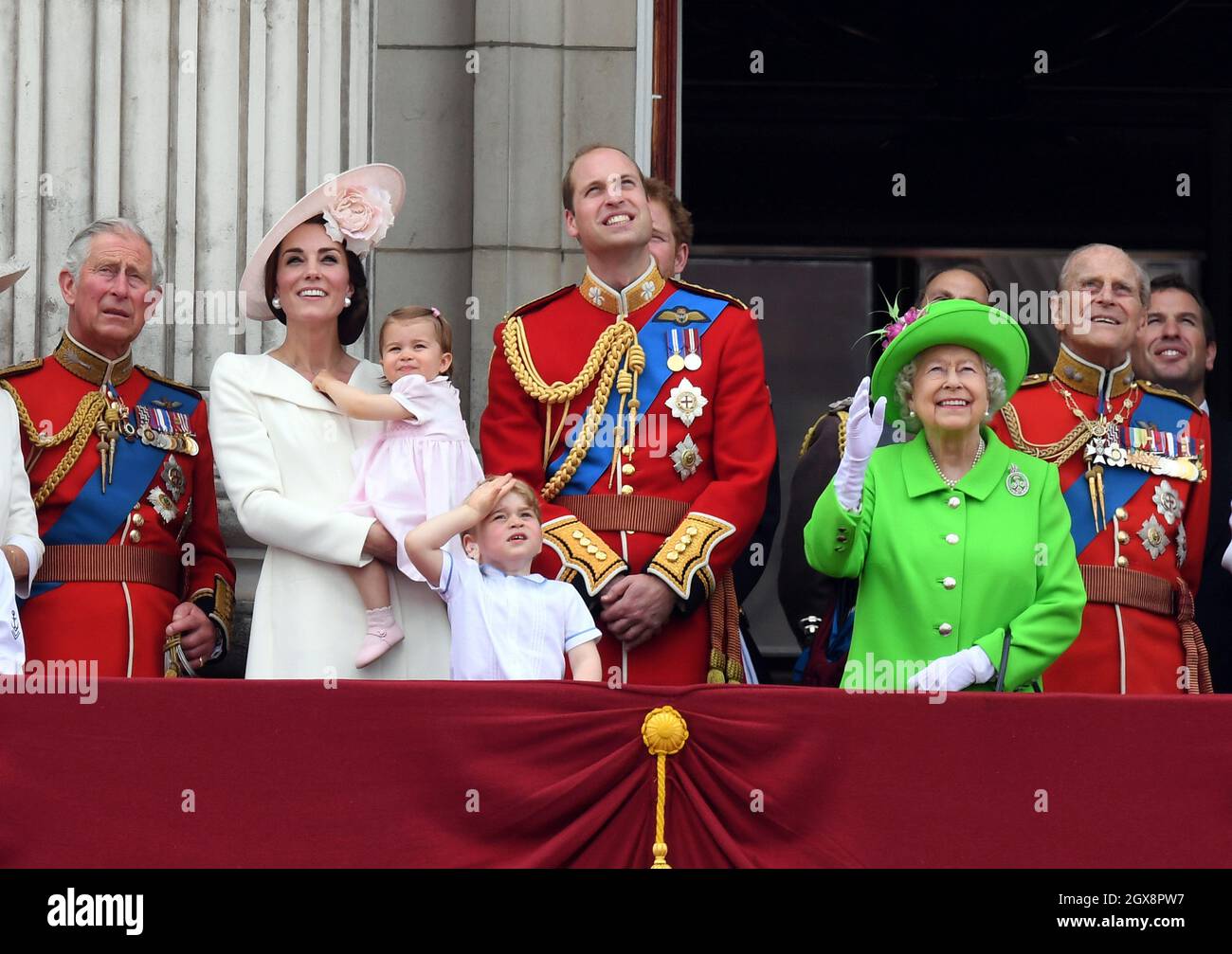 Prince Charles, Prince de Galles, Catherine, duchesse de Cambridge, Princesse Charlotte de Cambridge, Prince George, Prince William, duc de Cambridge, Reine Elizabeth ll et Prince Philip,Le duc d'Édimbourg se trouve sur le balcon du Palais de Buckingham à la suite de la cérémonie de la Trooping de la couleur à Londres, qui marque le 90e anniversaire officiel de la Reine le 11 juin 2016 Banque D'Images