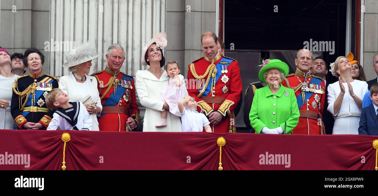 La princesse Anne, la princesse royale, Camilla, la duchesse de Cornwall, le prince Charles,Prince de Galles, Catherine, duchesse de Cambridge, princesse Charlotte de Cambridge, prince George, prince William, duc de Cambridge, reine Elizabeth ll et prince Philip,Le duc d'Édimbourg se trouve sur le balcon du Palais de Buckingham à la suite de la cérémonie de la Trooping de la couleur à Londres, qui marque le 90e anniversaire officiel de la Reine le 11 juin 2016 Banque D'Images