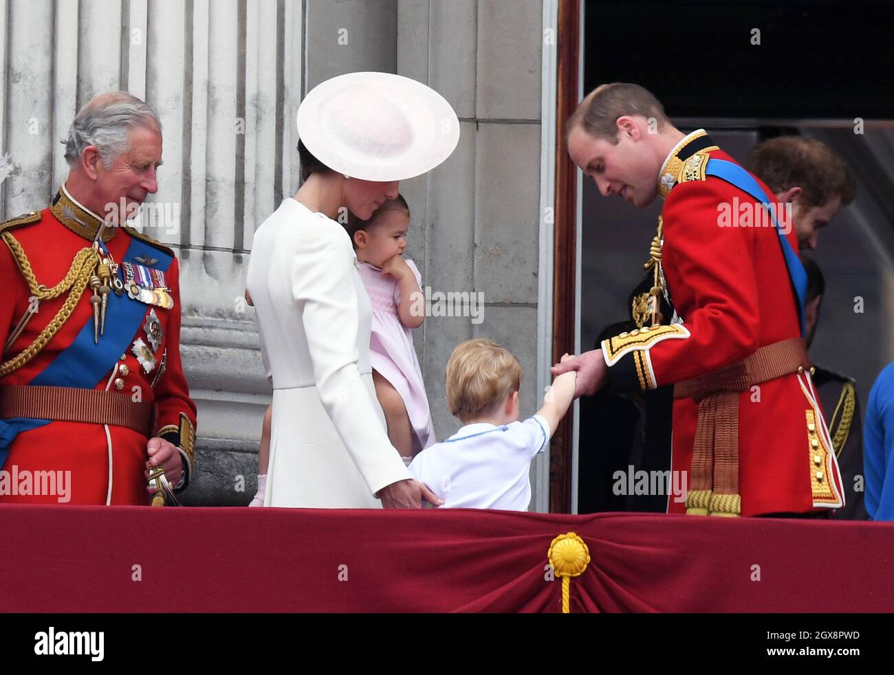 Prince de Galles, Catherine, duchesse de Cambridge, princesse Charlotte de Cambridge, prince George et prince William, duc de Cambridge, se tiennent sur le balcon de Buckingham Palace à la suite de la cérémonie de la Troop de la couleur à Londres qui marque le 90e anniversaire officiel de la Reine le 11 juin 2016 Banque D'Images