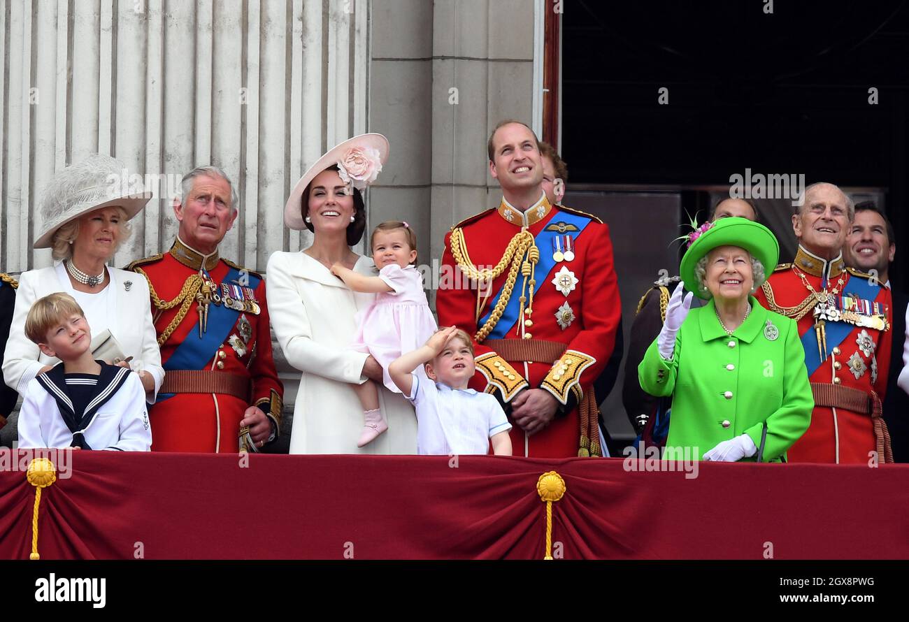 Camilla, duchesse de Cornouailles, Prince Charles, Prince de Galles, Catherine,Duchesse de Cambridge, princesse Charlotte de Cambridge, prince George, prince William, duc de Cambridge, reine Elizabeth ll et prince Philip, duc d'Édimbourg se tiennent sur le balcon du palais de Buckingham à la suite de la cérémonie de la Troop de la couleur à Londres qui marque le 90e anniversaire officiel de la reine le 11 juin 2016 Banque D'Images