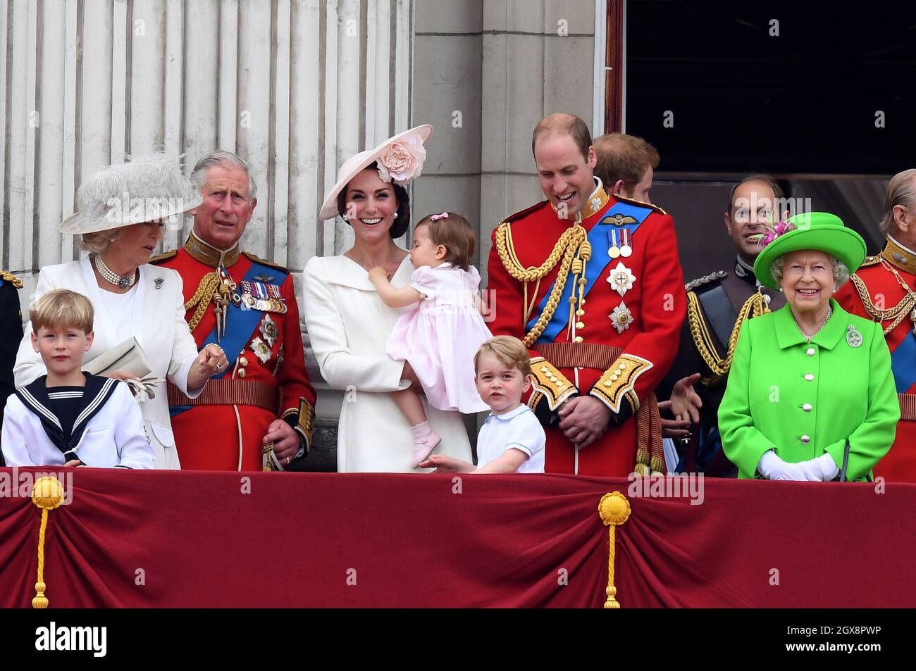 Camilla, duchesse de Cornouailles, Prince Charles, Prince de Galles, Catherine,Duchesse de Cambridge, princesse Charlotte de Cambridge, prince George, prince William, duc de Cambridge, prince Harry,La reine Elizabeth ll et le prince Philip, duc d'Édimbourg, se tiennent sur le balcon du palais de Buckingham à la suite de la cérémonie de Trooping de la couleur à Londres, qui marque le 90e anniversaire officiel de la reine le 11 juin 2016 Banque D'Images