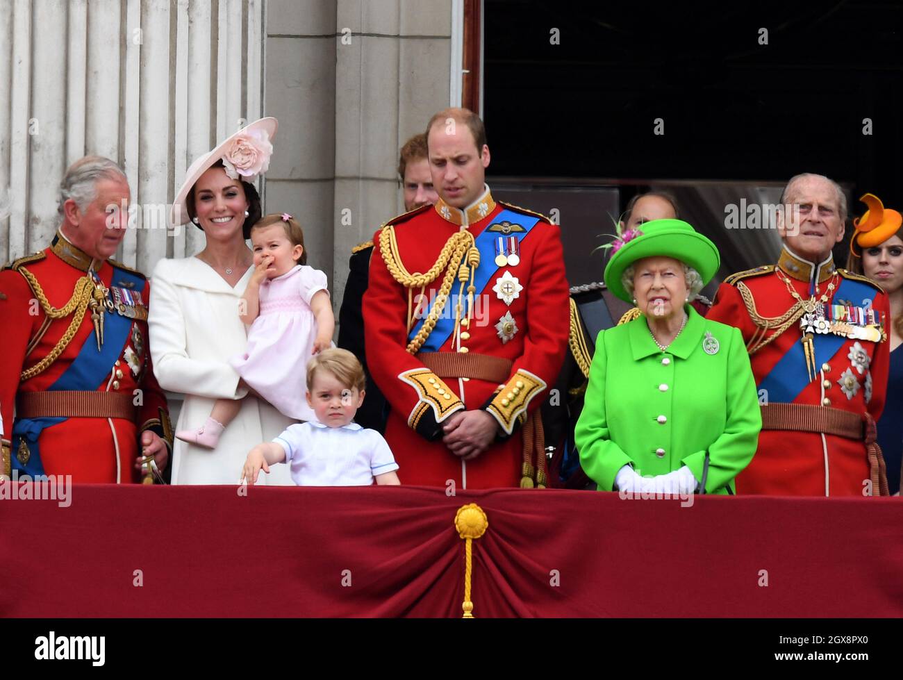 Prince Charles, Prince de Galles, Catherine, duchesse de Cambridge, Princesse Charlotte de Cambridge, Prince George, Prince William, duc de Cambridge, Reine Elizabeth ll et Prince Philip,Le duc d'Édimbourg se trouve sur le balcon du Palais de Buckingham à la suite de la cérémonie de la Trooping de la couleur à Londres, qui marque le 90e anniversaire officiel de la Reine le 11 juin 2016 Banque D'Images