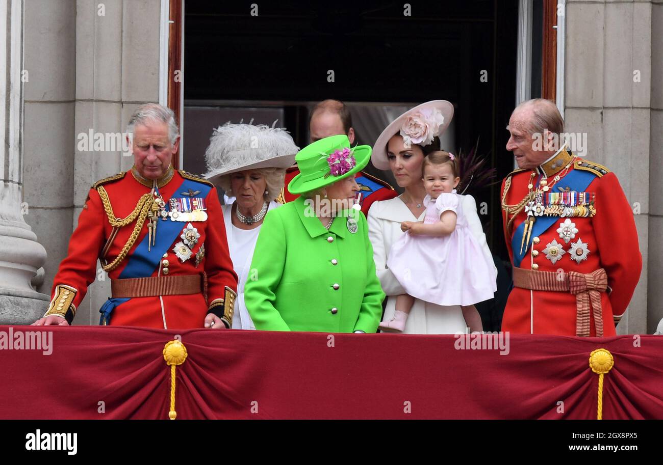 Prince Charles, Prince de Galles, Camilla, duchesse de Cornouailles, Reine Elizabeth ll,Catherine, duchesse de Cambridge, la princesse Charlotte de Cambridge et le prince Philip, duc d'Édimbourg, se tiennent sur le balcon du palais de Buckingham à la suite de la cérémonie de la Troop de la couleur à Londres qui marque le 90e anniversaire officiel de la reine le 11 juin 2016 Banque D'Images
