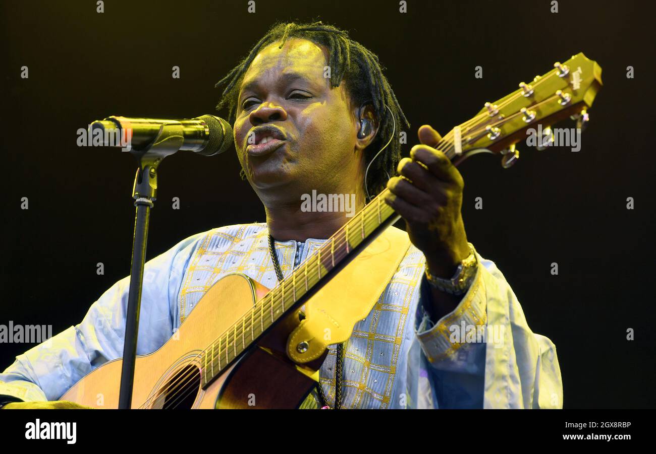 La chanteuse sénégalaise Baaba Maal se produit au festival WOMAD qui s'est tenu à Charlton Park, Malmesbury, le 30 juillet 2016. Banque D'Images