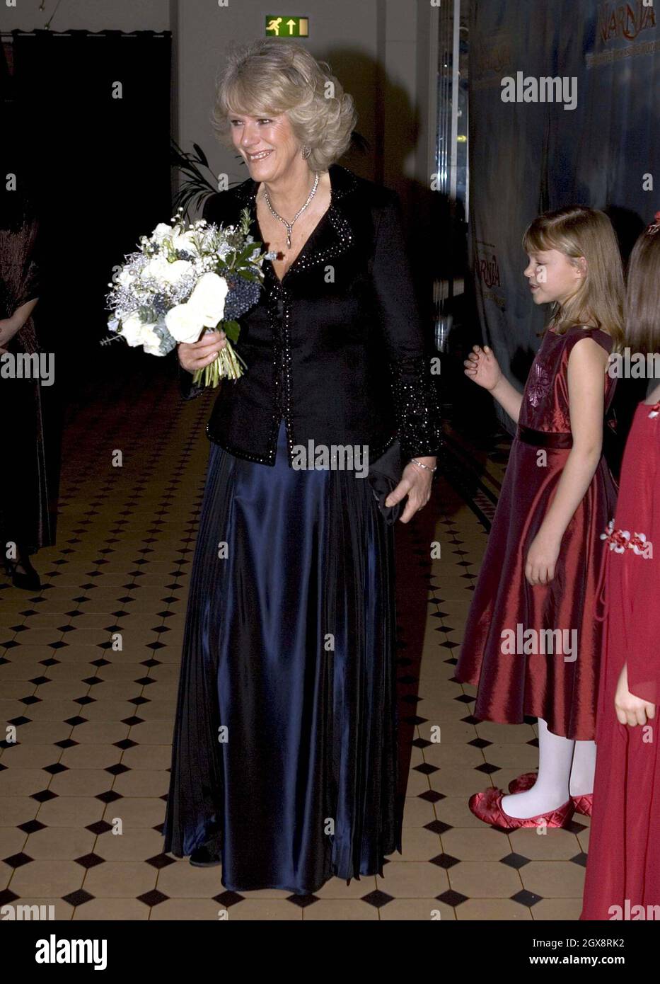 Camilla, duchesse de Cornwall arrive à la première mondiale des chroniques de Narnia au Royal Albert Hall de Londres, en Angleterre.La nouvelle adaptation grand écran de C S Lewis, le Lion, la Sorcière et la garde-robe est tenue à l'aide du Fonds de bienfaisance Cinéma et télévision.Anwar Hussein/allactiondigital.com *** Légende locale *** Camilla, duchesse de Cornouailles; Prince Charles, Prince de Galles Banque D'Images