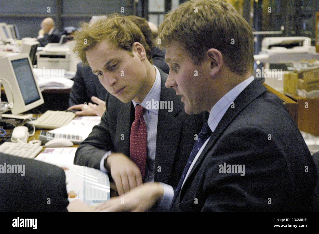 Le Prince William et Simon Williams d'Hiscox discutent des risques énergétiques mondiaux au Lloyd's de Londres, le mercredi 16 2005 novembre.Le Prince William a terminé son stage d'expérience de travail à la ville, qu'il a fait à des institutions financières historiques et même au marché aux poissons de Billingsgate.Le placement de trois semaines du jeune royal comprenait la visite d'un certain nombre de noms les plus célèbres de la City de Londres, notamment la Banque d'Angleterre, la Bourse de Londres, Lloyd's of London et le célèbre marché aux poissons dans l'est de la capitale.Anwar Hussein/allactiondigital.com Banque D'Images