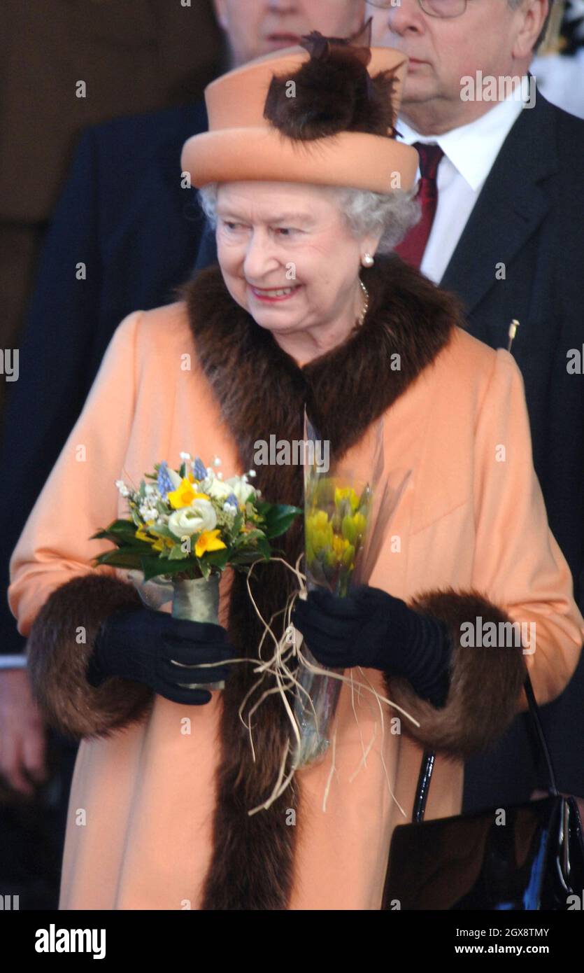 La reine Elizabeth ll arrive au nouveau bâtiment de l'Assemblée galloise lors d'une excursion d'une journée à Cardiff le 1er mars 2006 au pays de Galles.Anwar Hussein/allactiondigital.com *** Légende locale *** Camilla, duchesse de Cornouailles; Prince Charles, prince de Galles; Reine Elizabeth II; Prince Philip, duc d'Édimbourg Banque D'Images