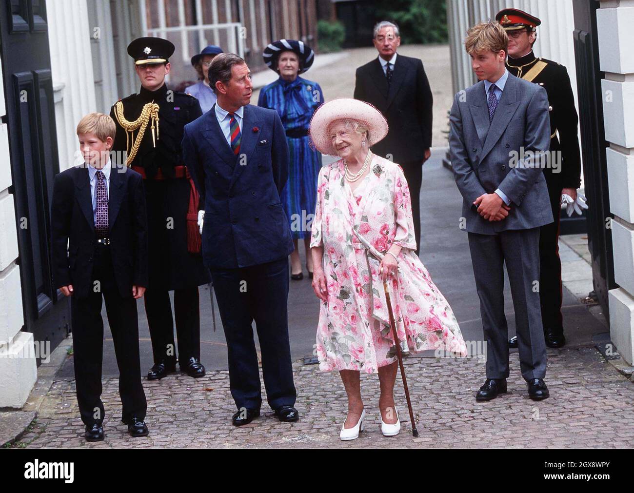 Le prince de Galles avec les princes William et Harry est debout avec la reine mère à l'extérieur de Clarence House à l'occasion de son 97e anniversaire en août 1997.Photo.Anwar Hussein Banque D'Images