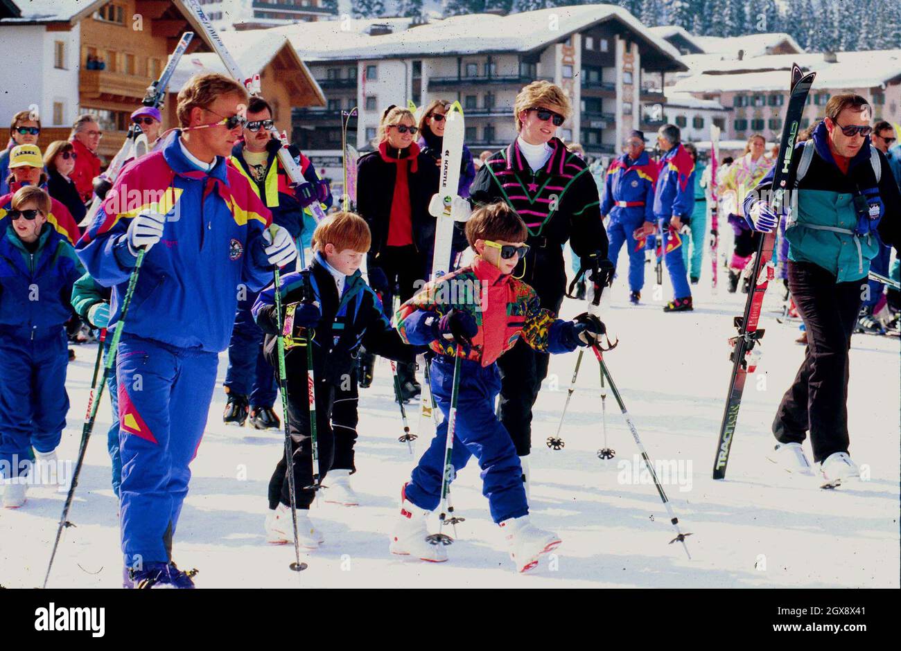 Les Princes William et Harry avec la princesse de Galles en Autriche pendant leurs vacances de ski de 1992.À l'époque, la princesse subissait sa rupture avec le prince de Galles.Royals, pleine longueur, ski, Sport, William,Harry, Diana, outre-mer, décontracté Anwar Hussein/allaction.co.uk Banque D'Images