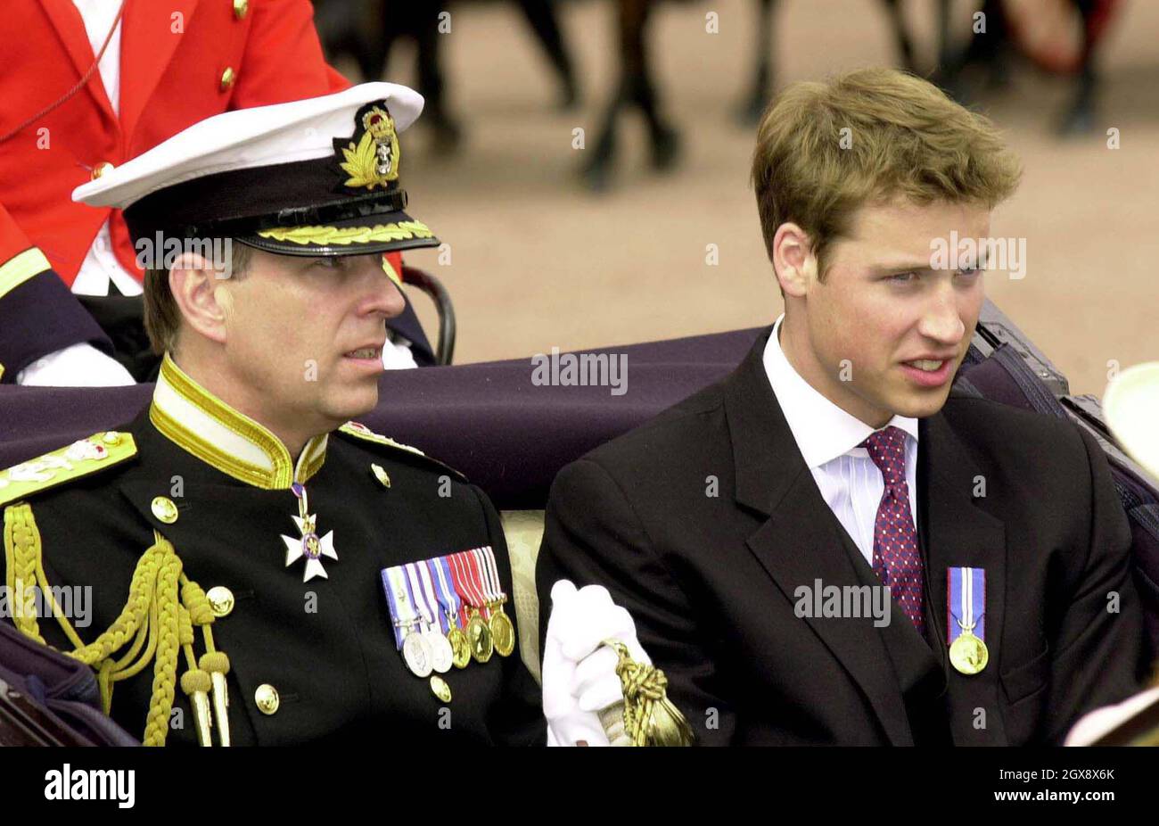 Le duc d'York, avec son neveu le prince William, quitte le palais de Buckingham pour la procession à la cathédrale Saint-Paul pour le service d'action de grâces du Jubilé de la Reine le 4 juin 2002.Photo.Anwar Hussein Banque D'Images