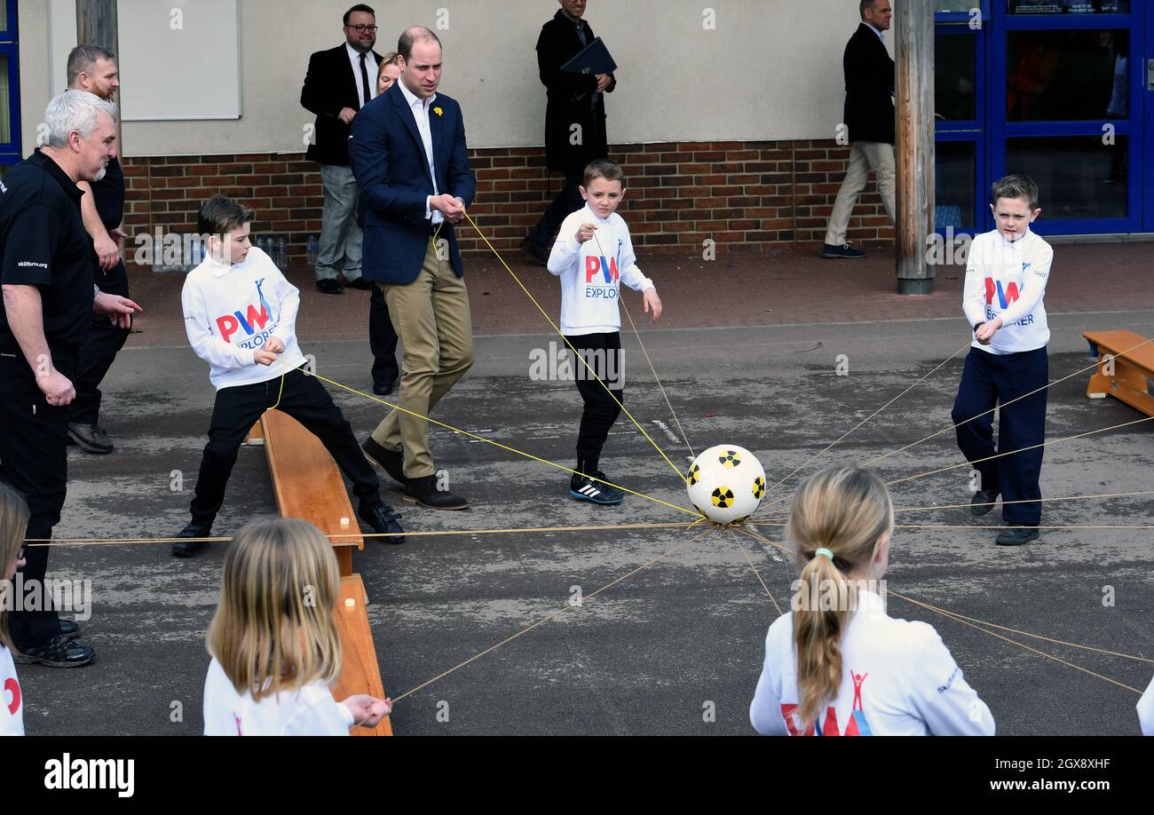 Le Prince William, duc de Cambridge, participe à une activité alors qu'il lance officiellement le nouveau prix Skillforce Prince William à l'école primaire Llanfoist Fawr près d'Abergavenny, au pays de Galles, le 01 mars 2017 Banque D'Images