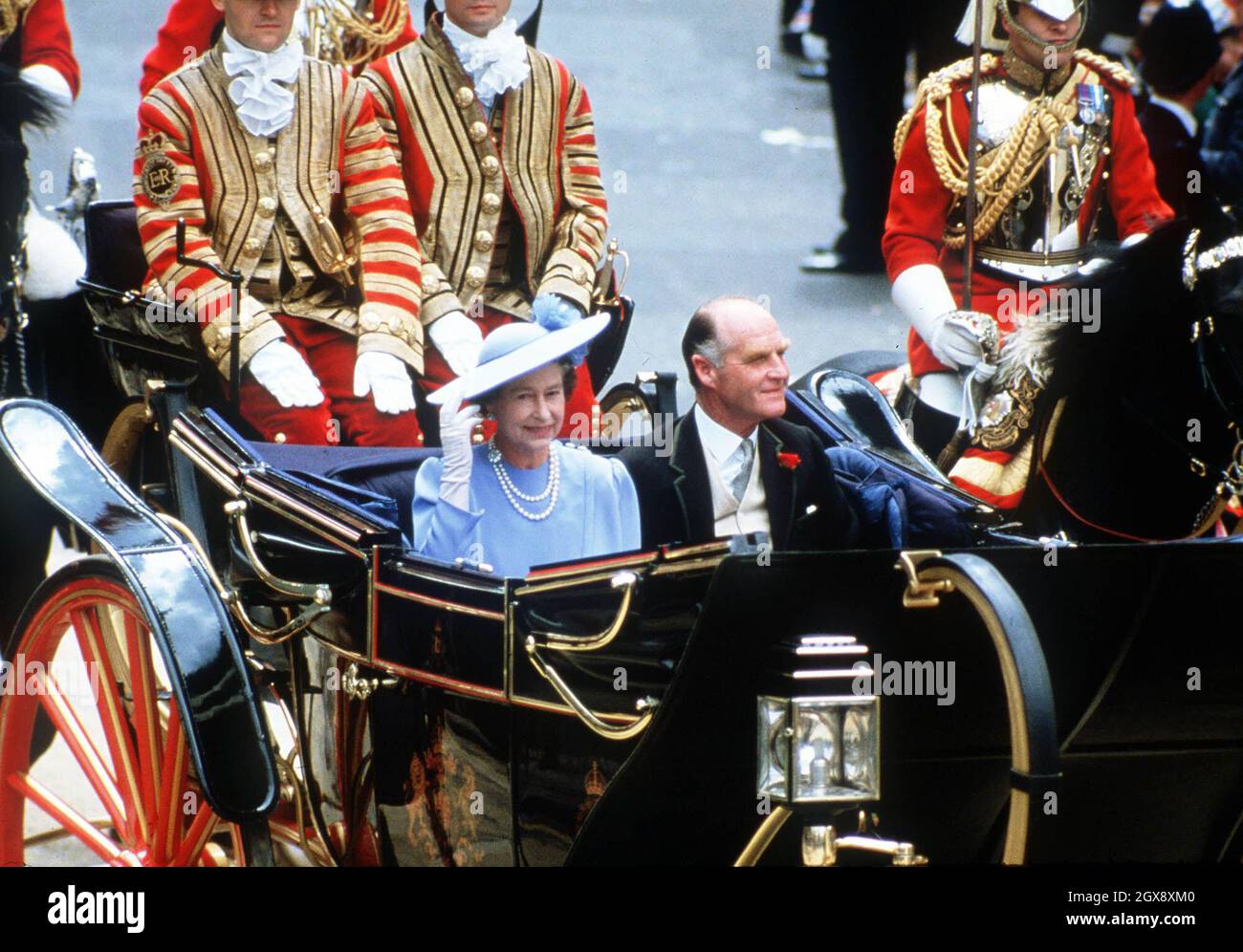 Le major Ron Ferguson arrive en calèche avec la Reine pour le mariage de sa fille, Sarah Ferguson, au prince Andrew à l'abbaye de Westminster.Demi-longueur, chapeau, robe, tissage, costume,Mariage ©Anwar Hussein/allaction.co.uk Banque D'Images
