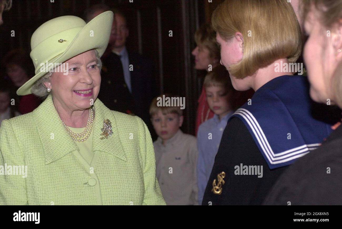 La reine Elizabeth II de Grande-Bretagne lors de sa visite à la base navale de Devonport, Plymouth, le lundi 24 mars 2003.La Reine a rencontré des familles de ceux qui servaient dans le golfe, où elle a bavardé avec des dizaines de femmes, d'enfants, de mères et de pères.Demi-longueur, chapeau, royals, sourire éAnwar Hussein/allaction.co.uk Banque D'Images